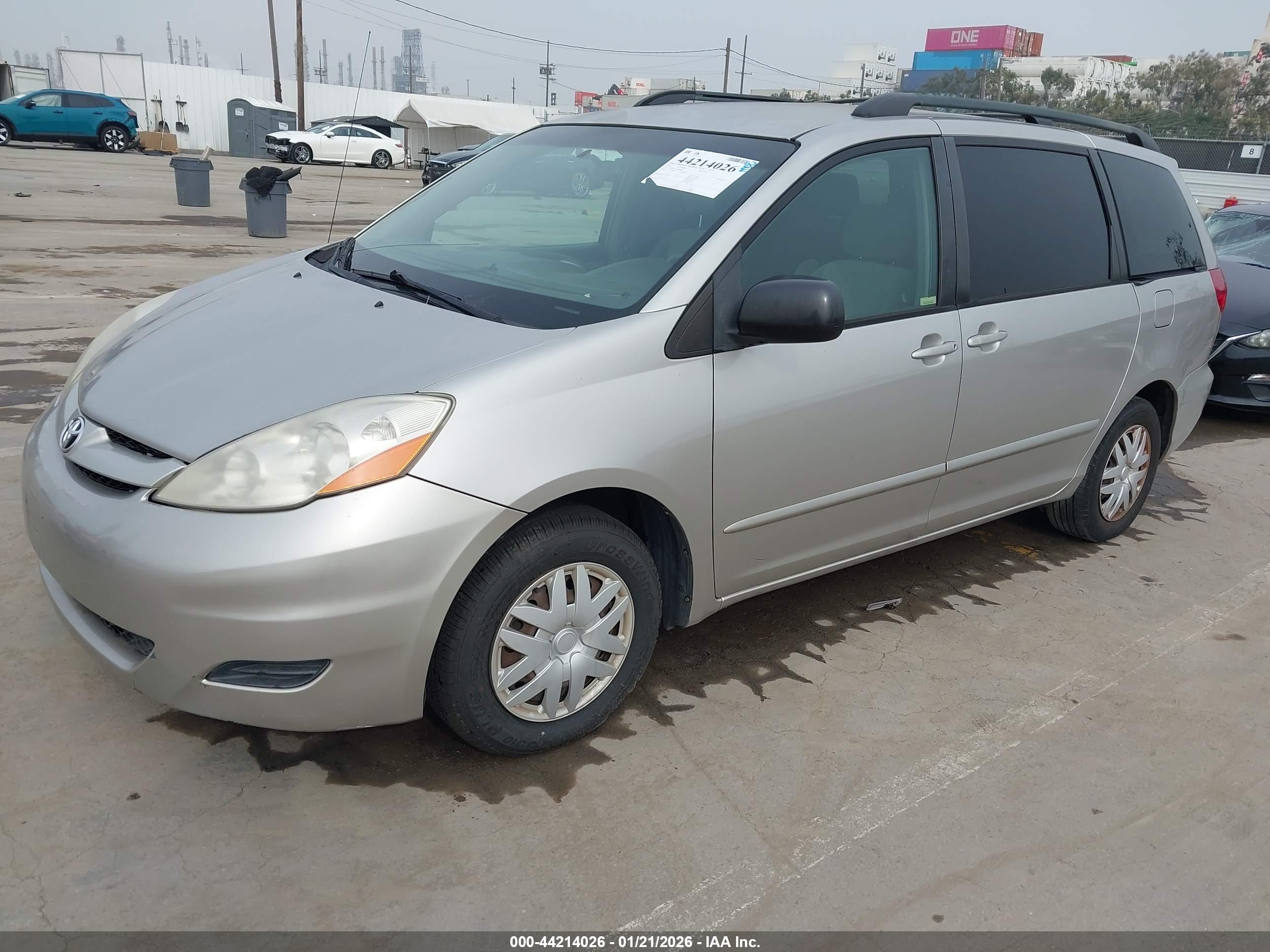 TOYOTA SIENNA image 2