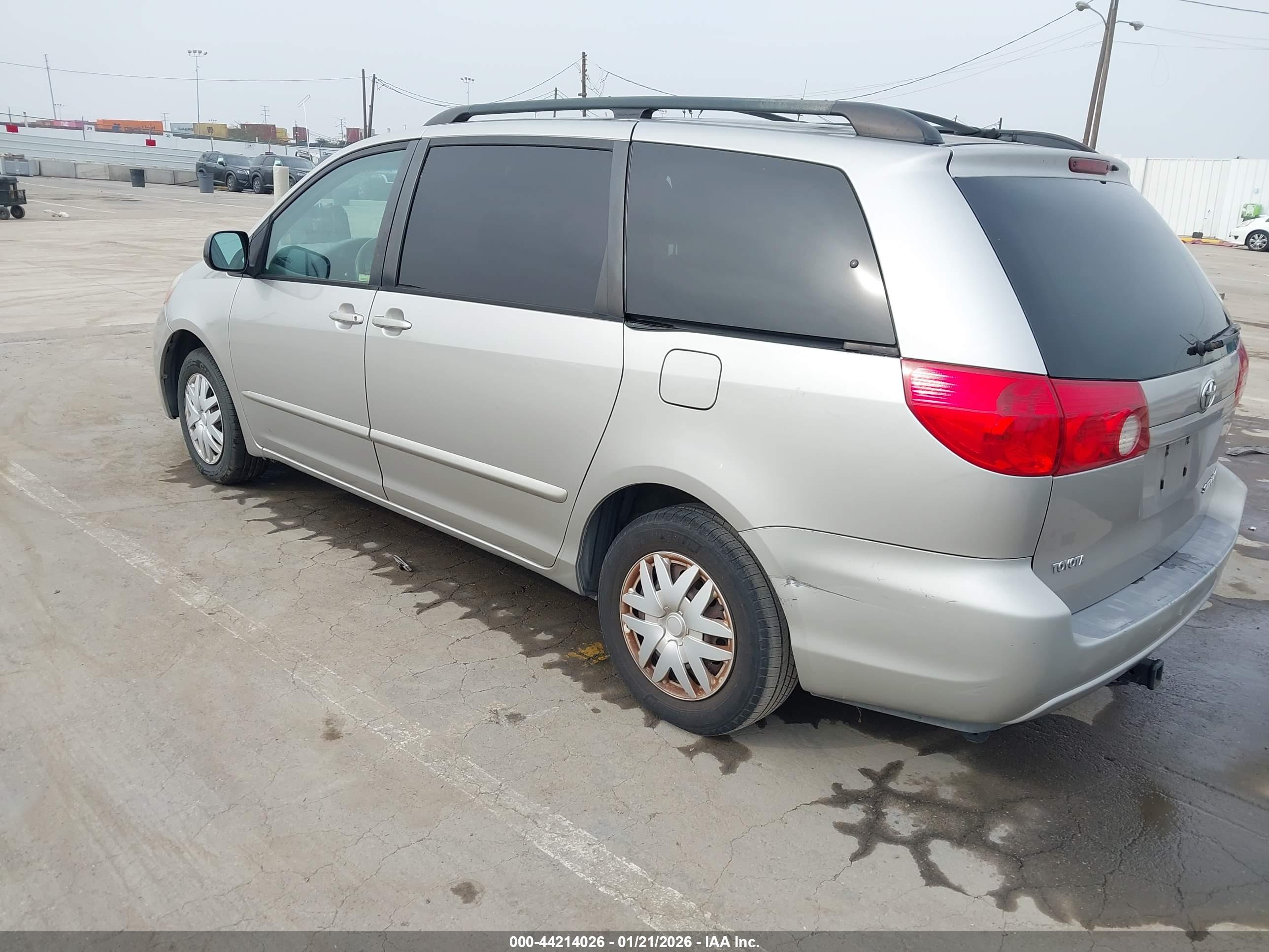 TOYOTA SIENNA image 3