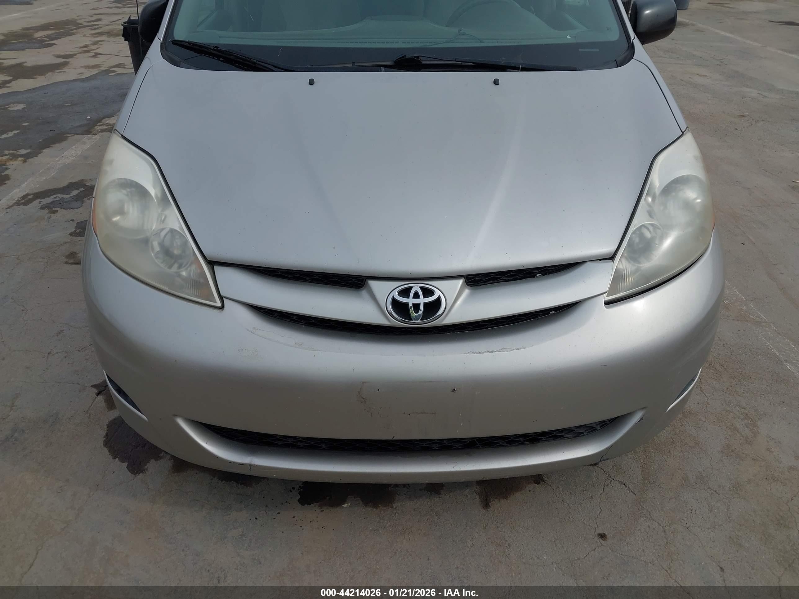 TOYOTA SIENNA image 6