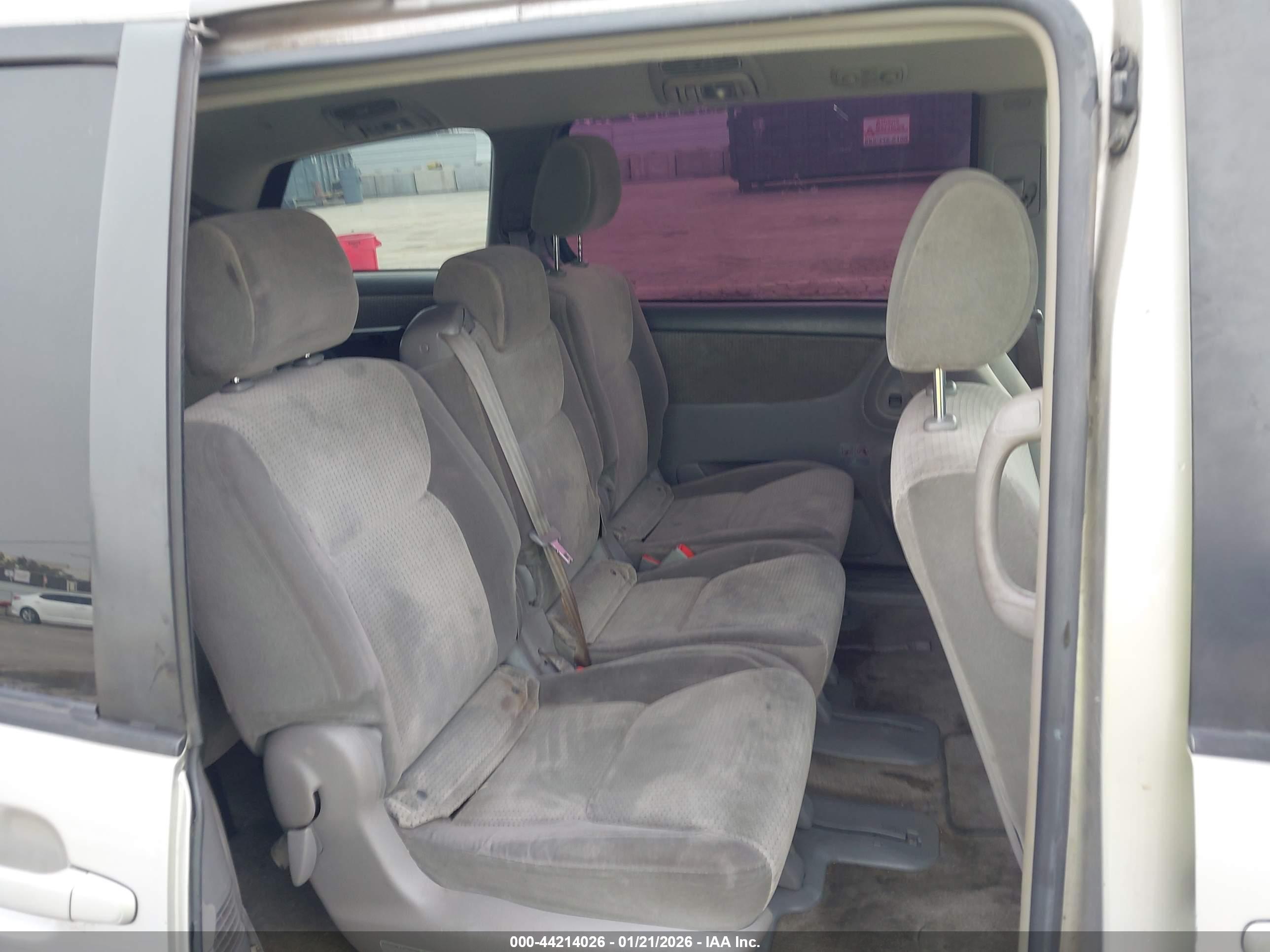 TOYOTA SIENNA image 8