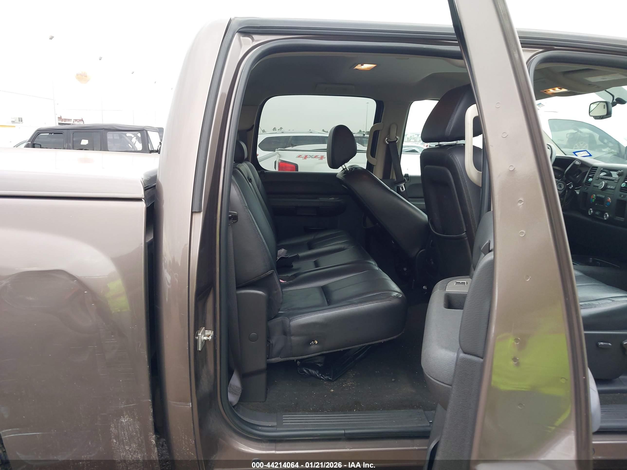 CHEVROLET SILVERADO image 8