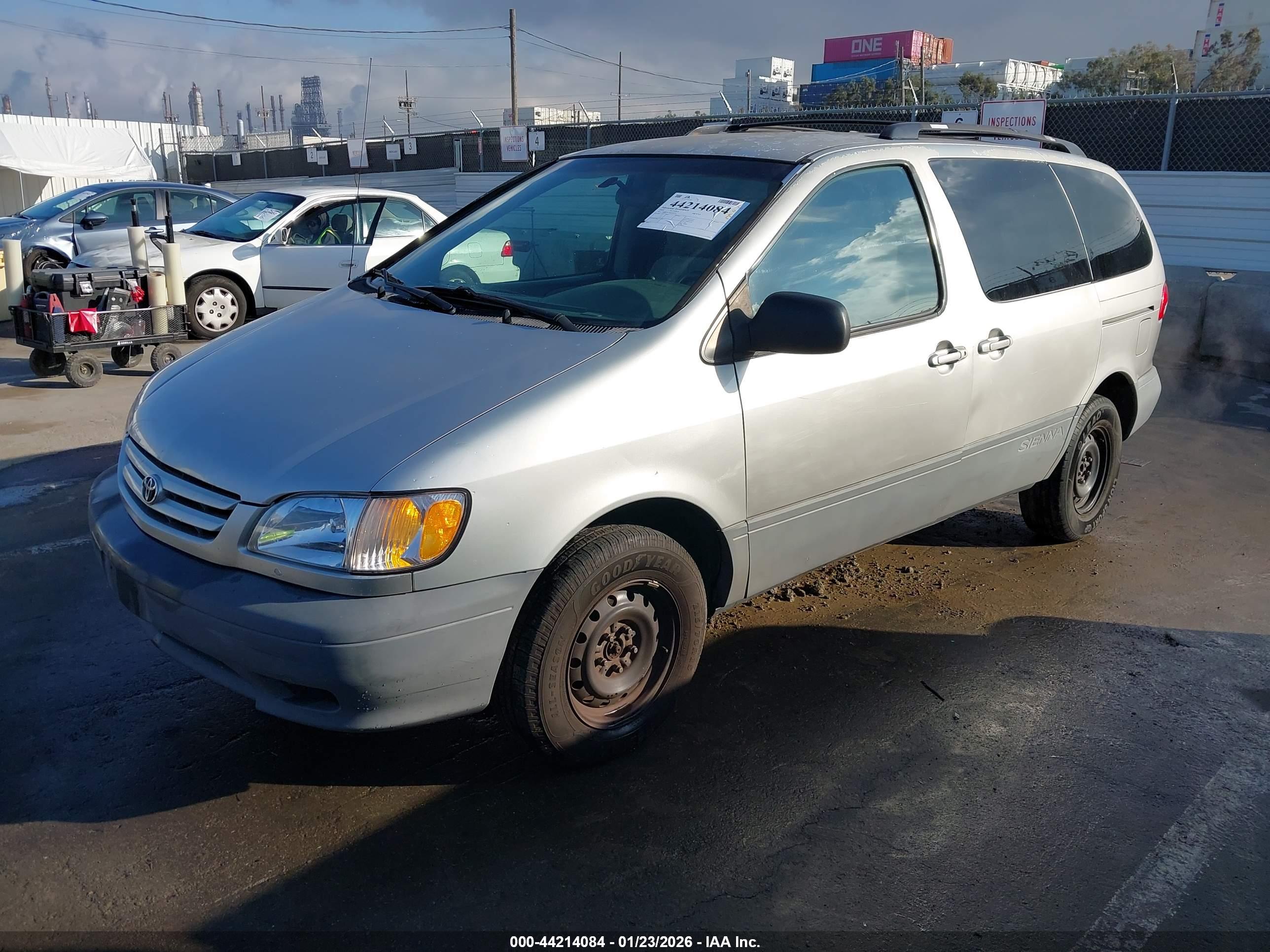 TOYOTA SIENNA image 2