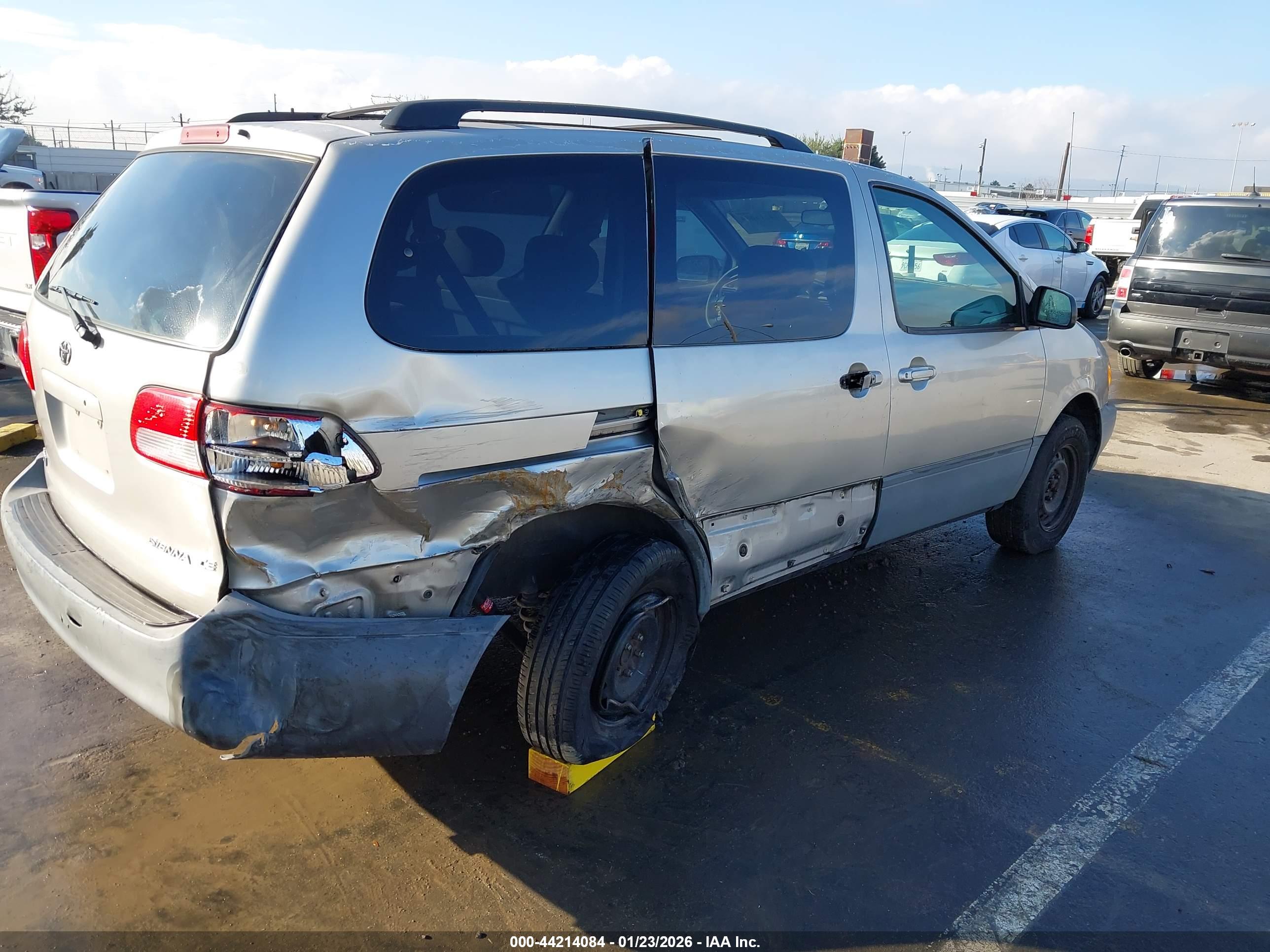 TOYOTA SIENNA image 4