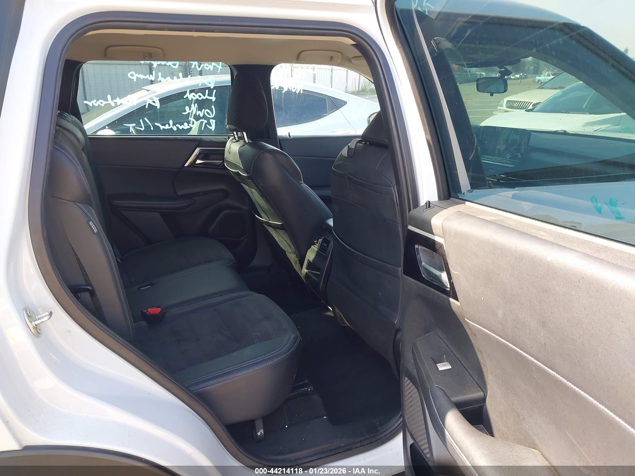 MITSUBISHI OUTLANDER image 8