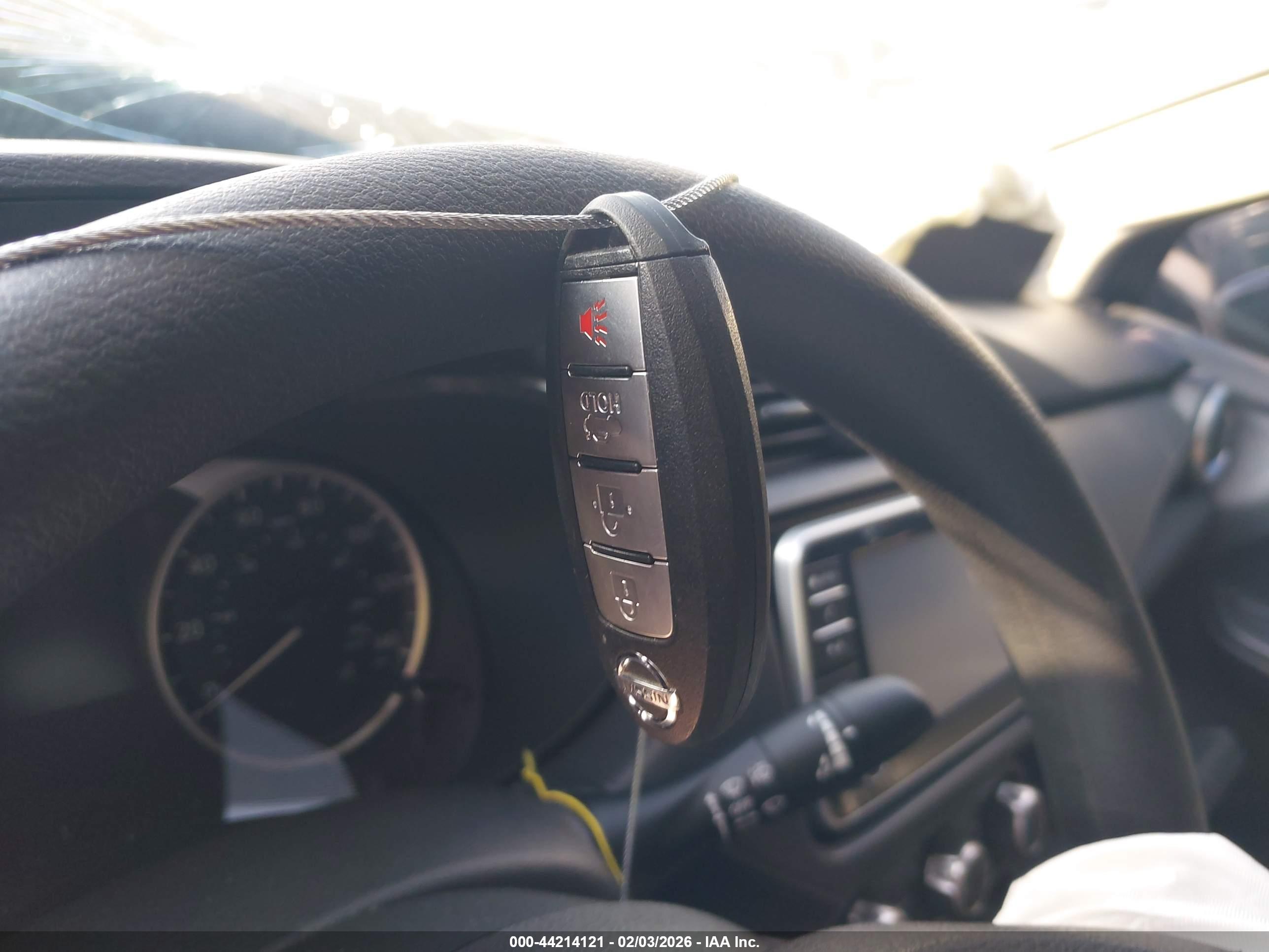 NISSAN VERSA image 11