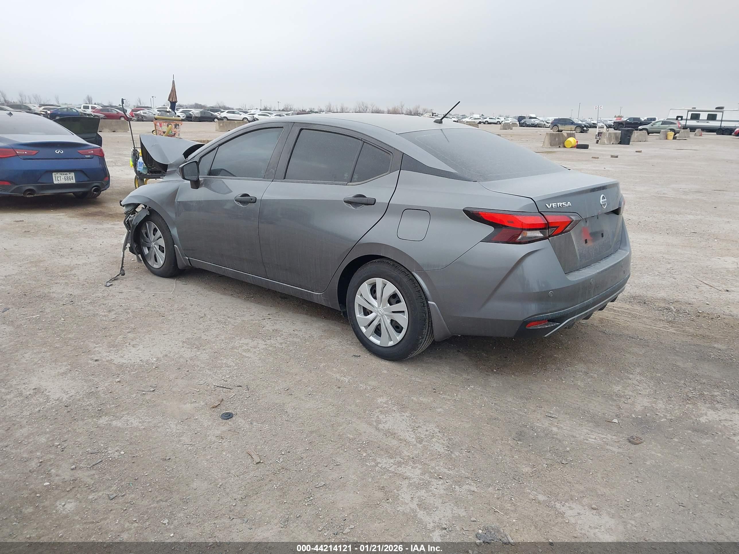 NISSAN VERSA image 3
