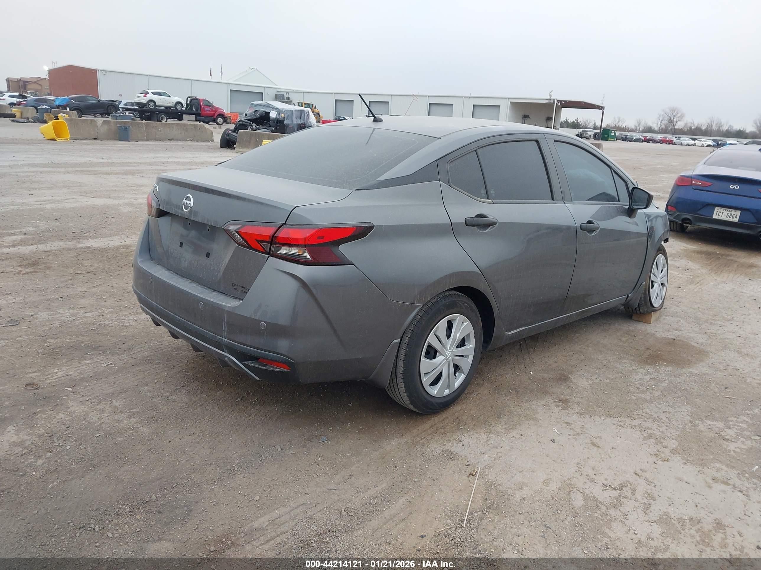 NISSAN VERSA image 4