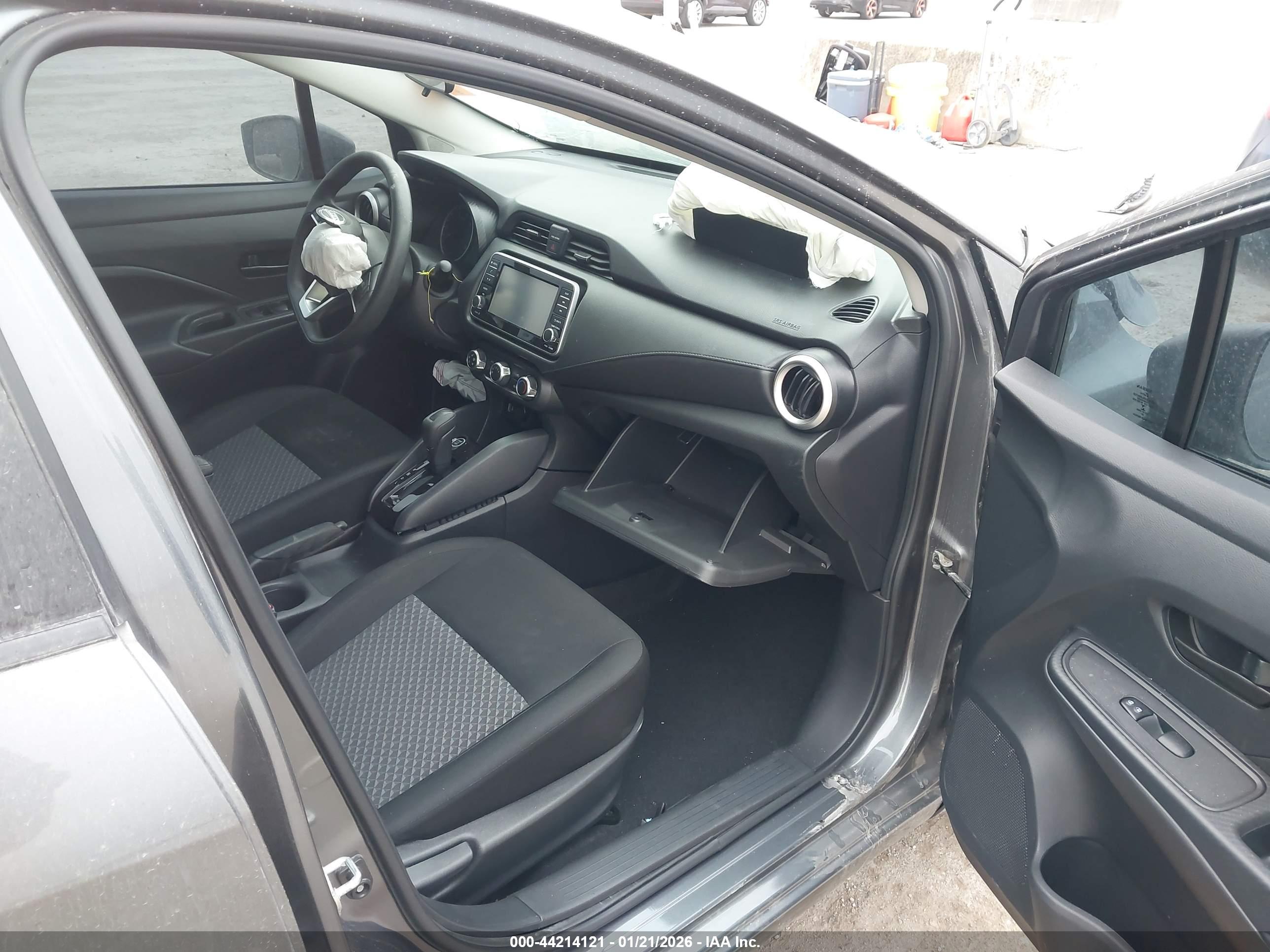 NISSAN VERSA image 5