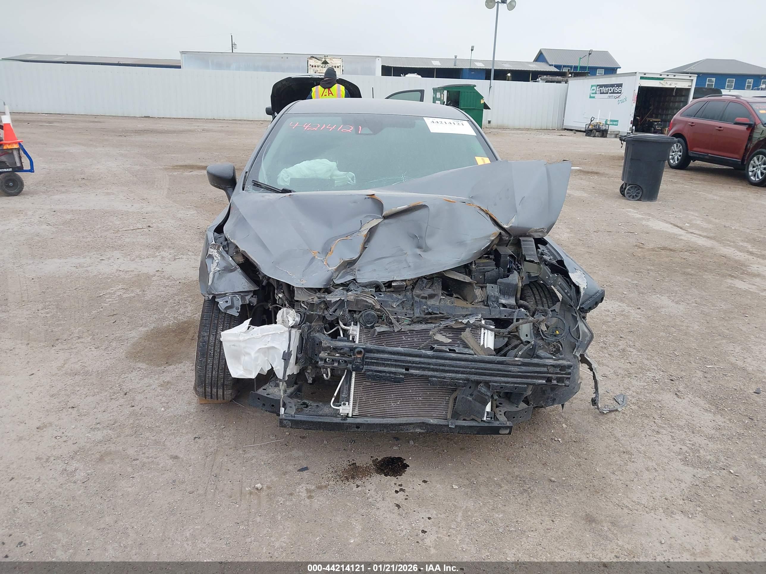 NISSAN VERSA image 6