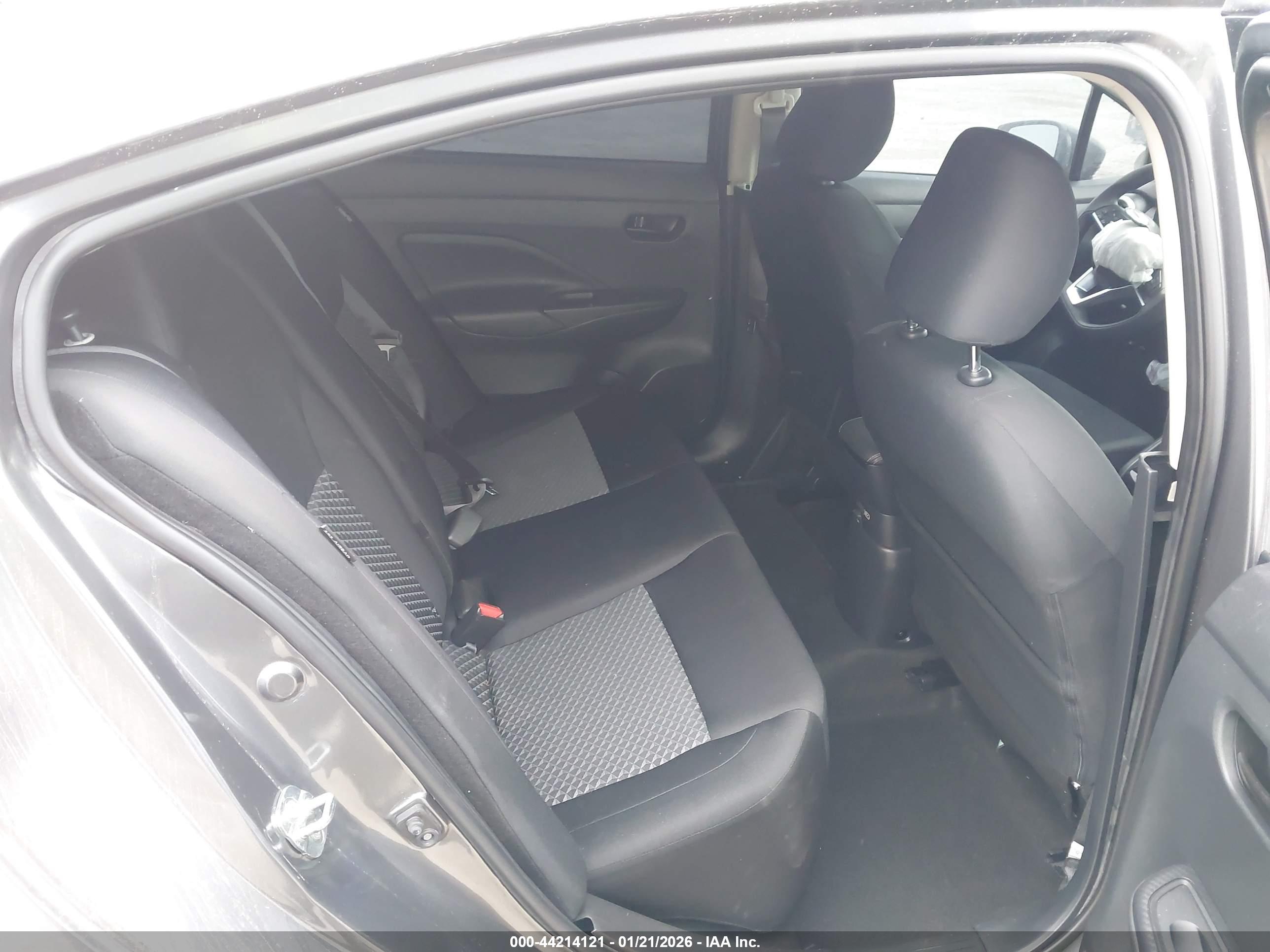 NISSAN VERSA image 8
