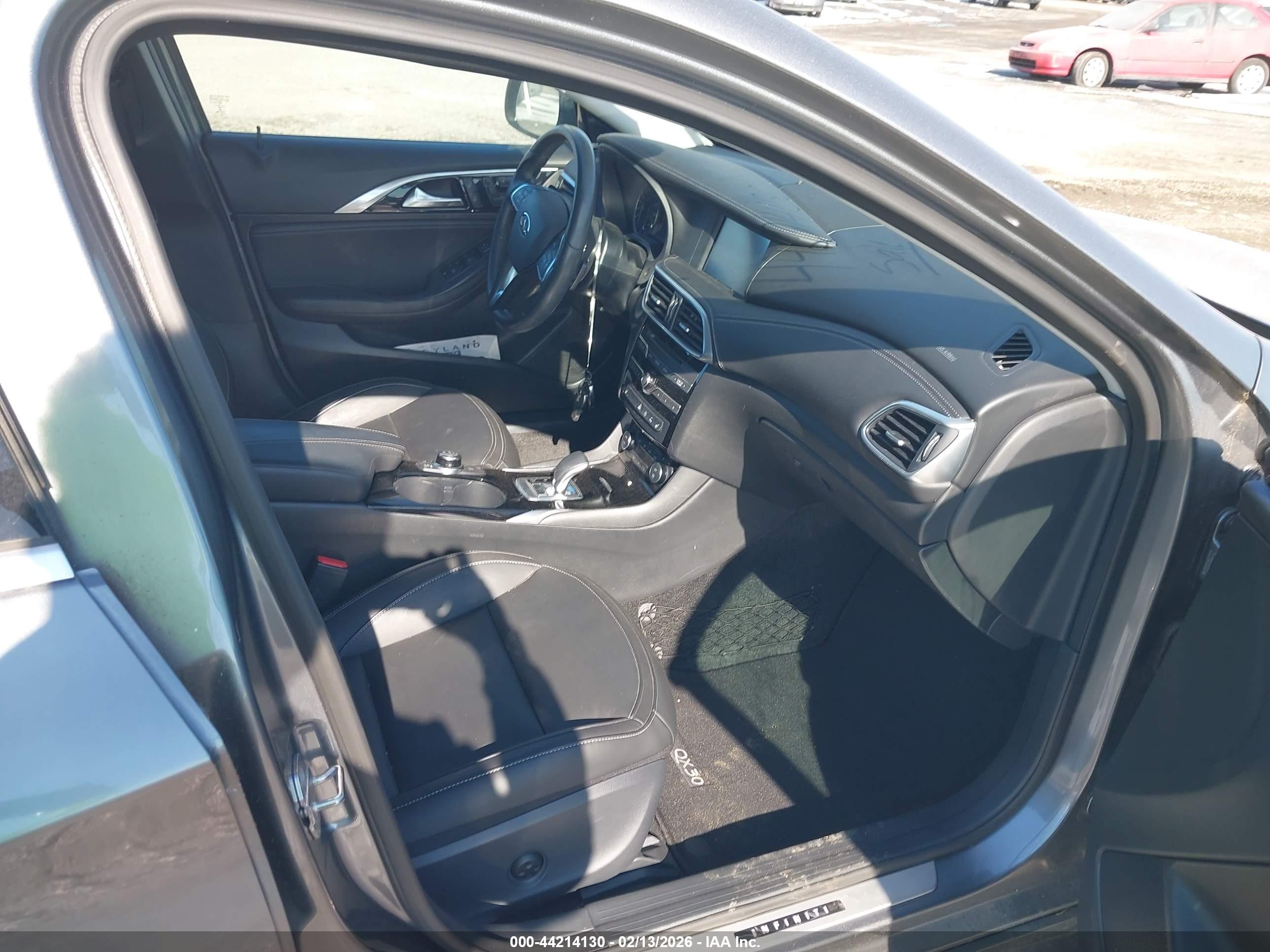 INFINITI QX30 image 5