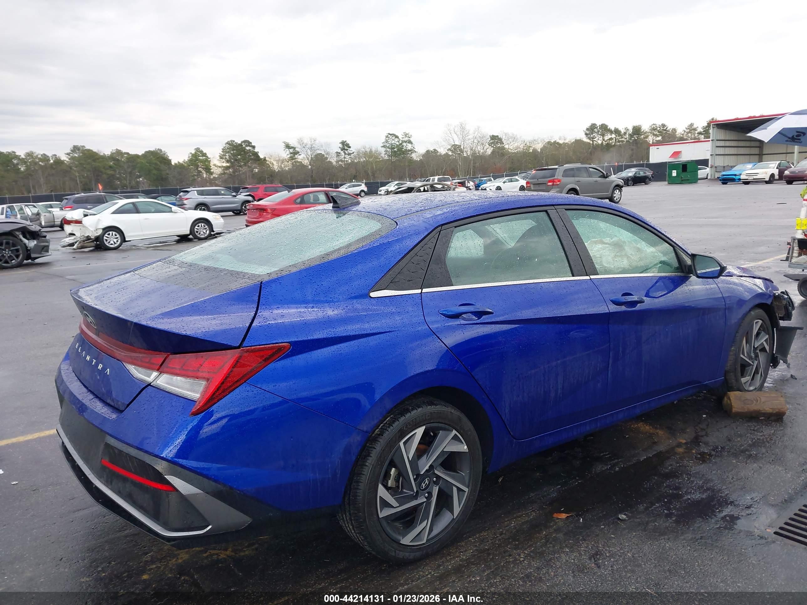 HYUNDAI ELANTRA image 4