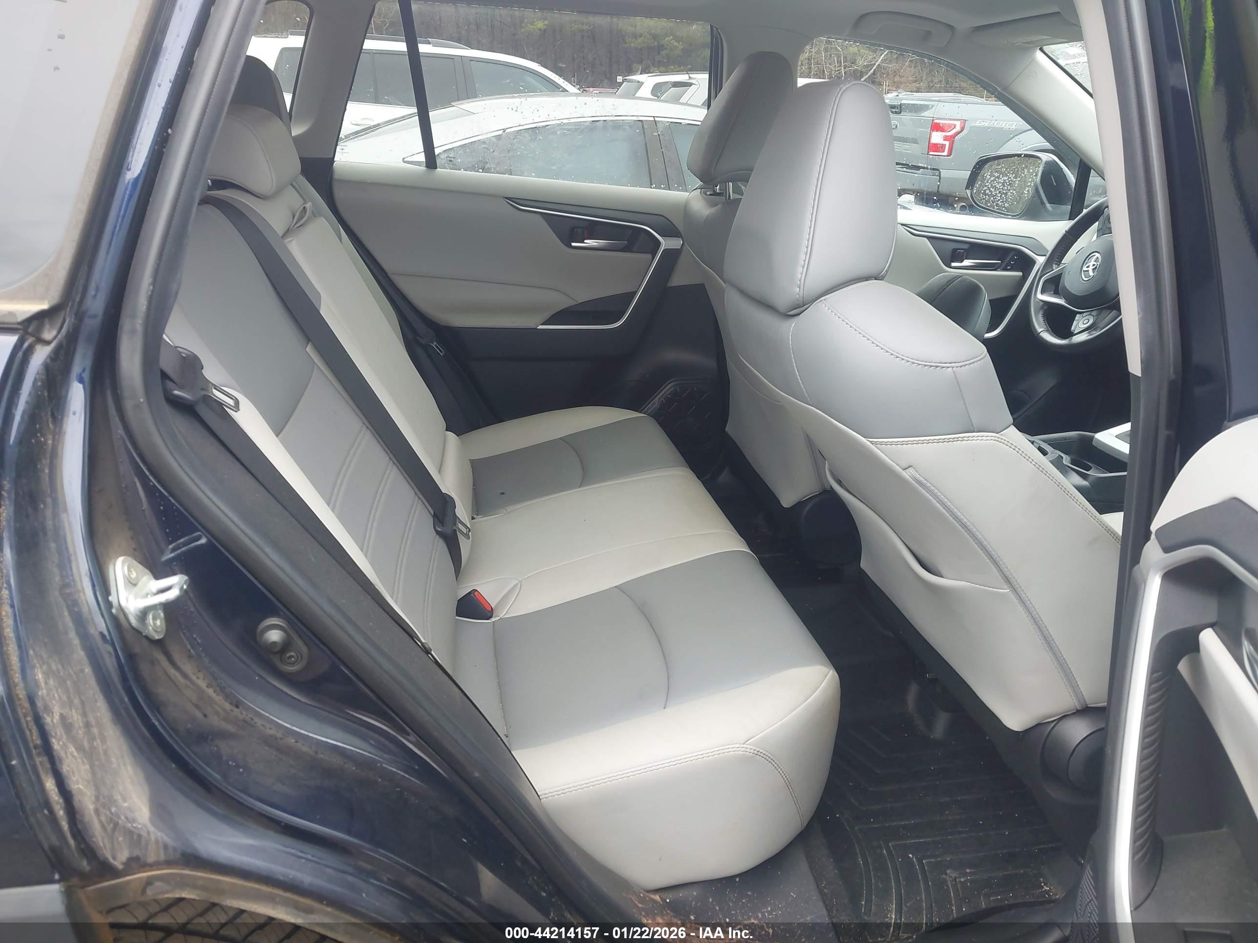 TOYOTA RAV4 image 8
