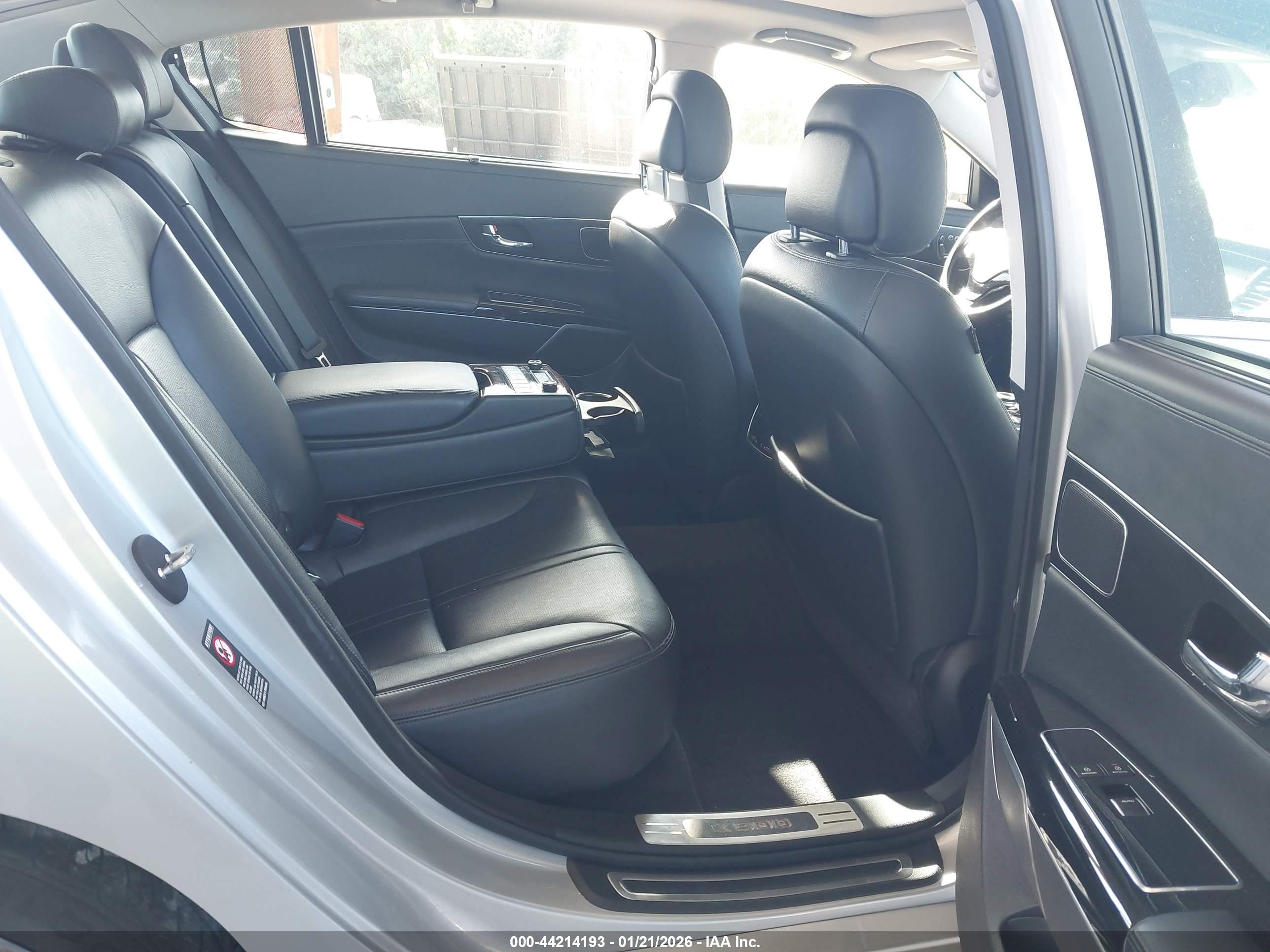 KIA K900 image 8