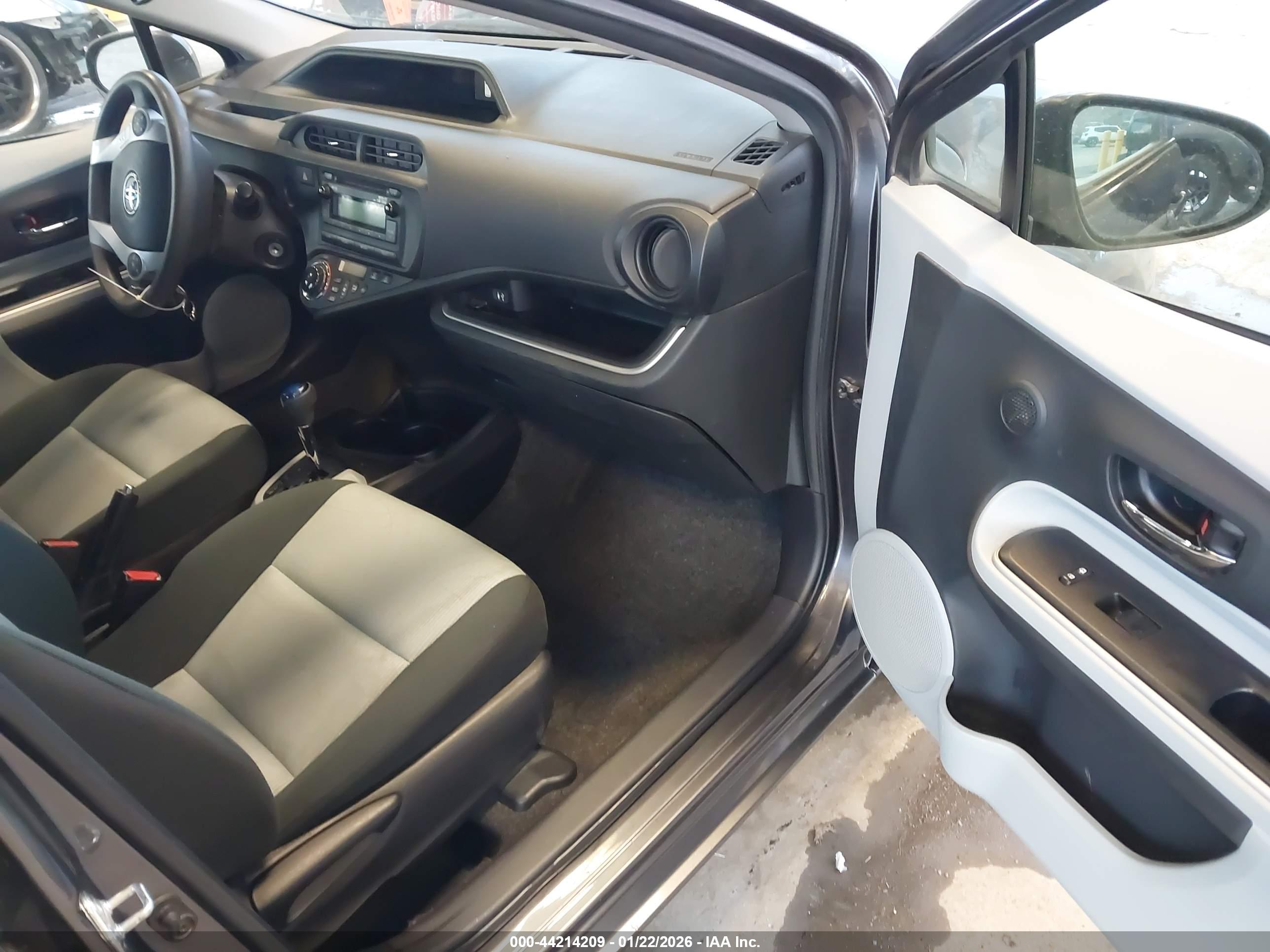 TOYOTA PRIUS image 5