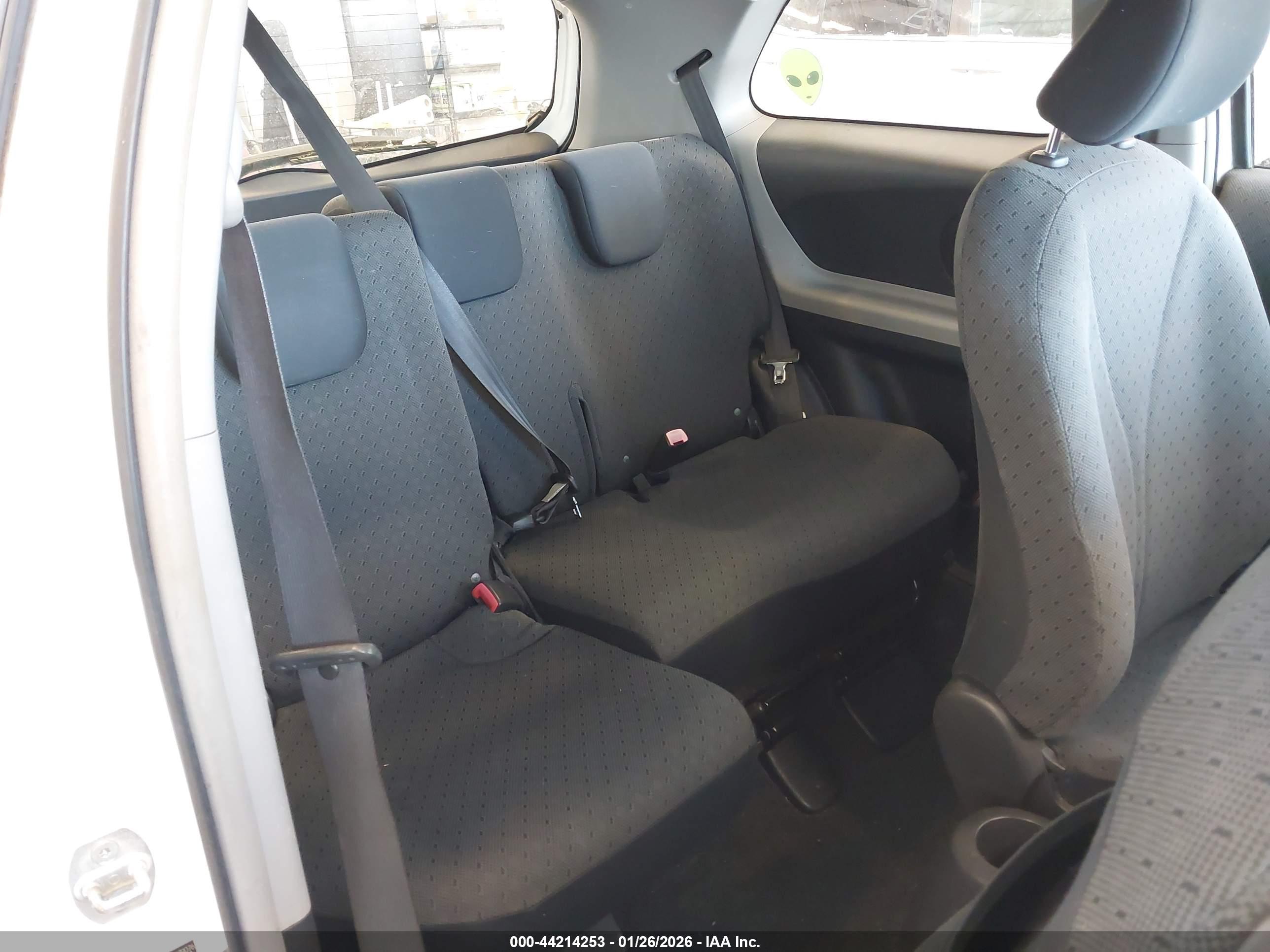 TOYOTA YARIS image 8