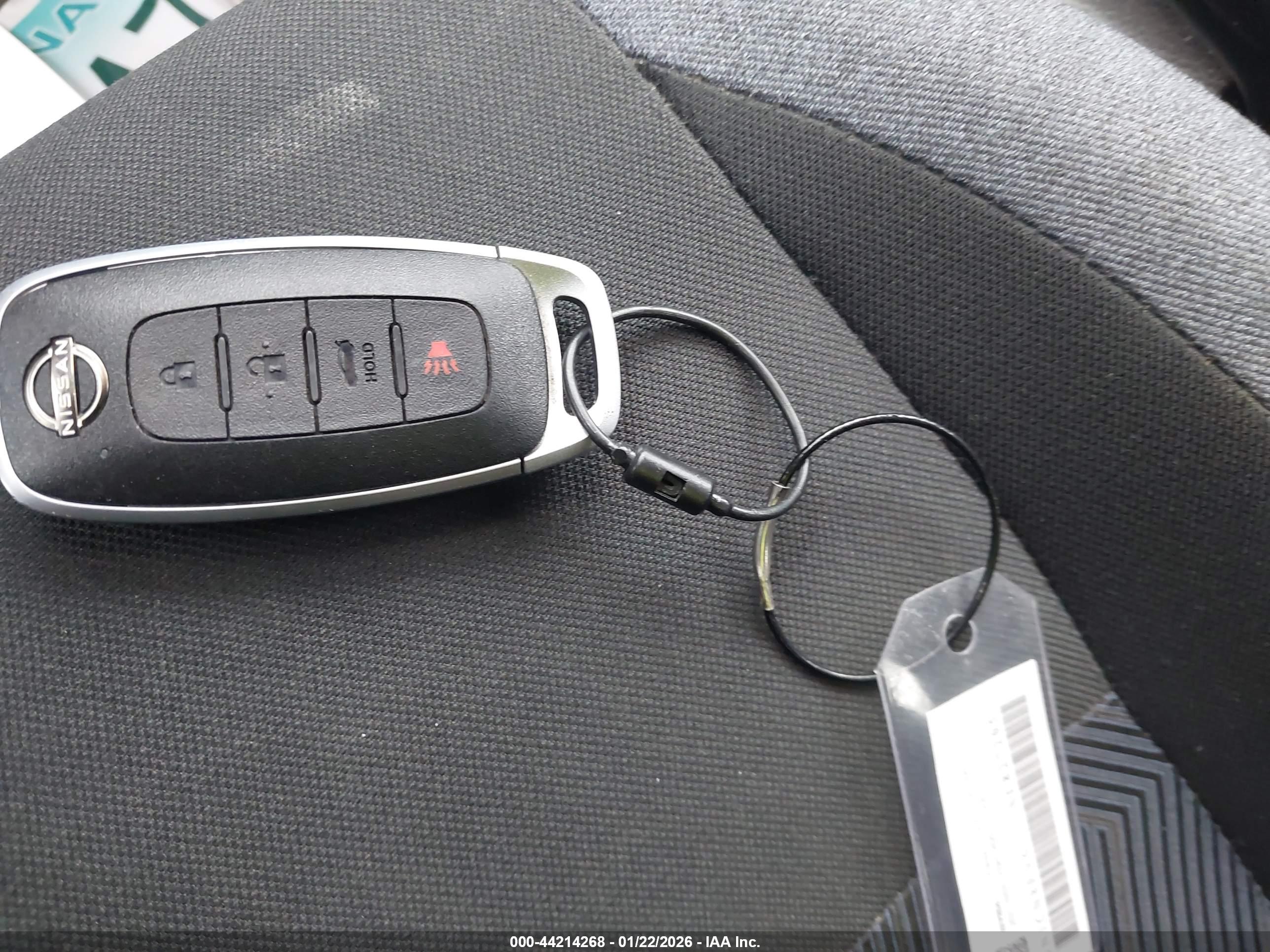 NISSAN VERSA image 11