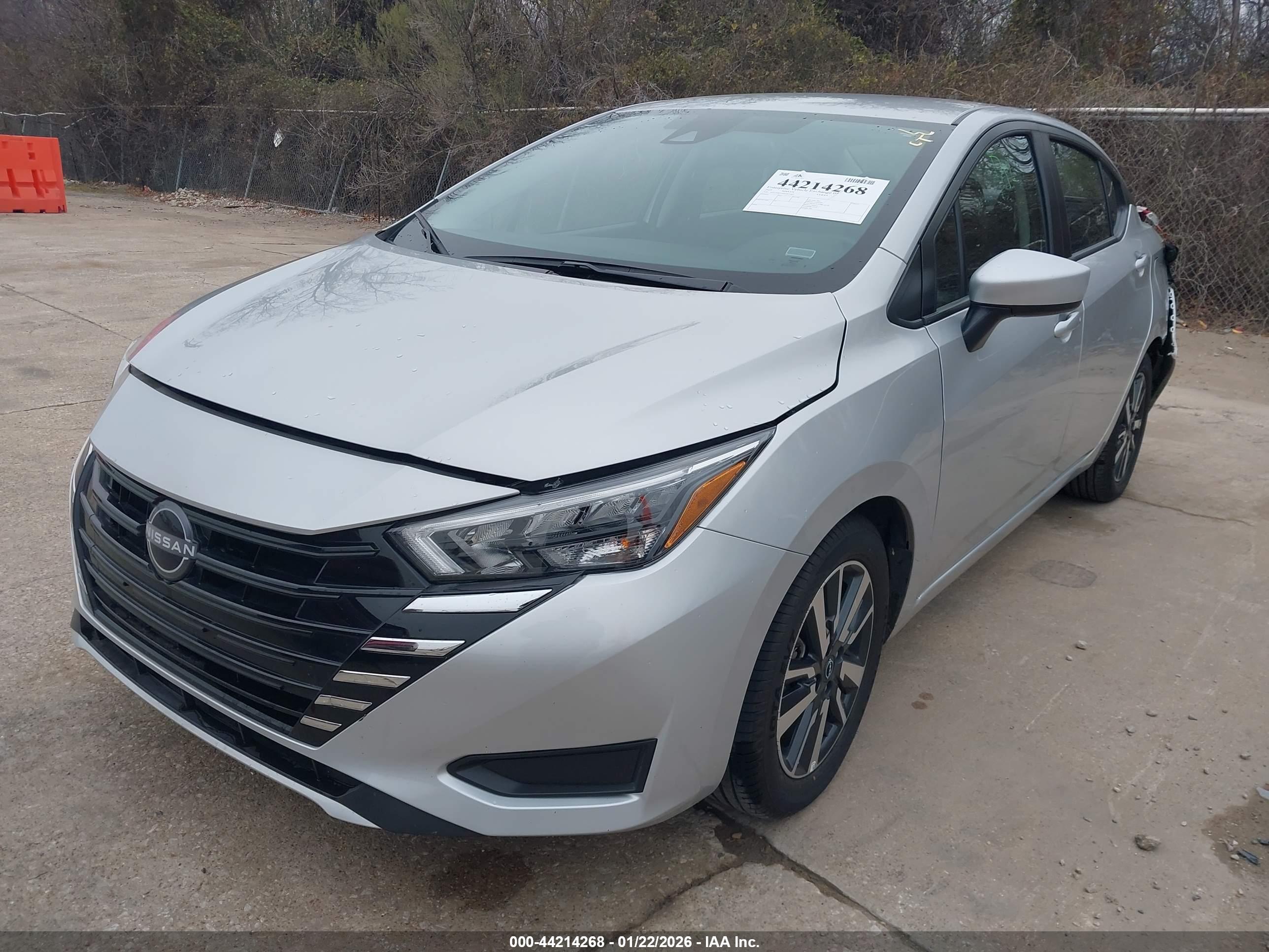 NISSAN VERSA image 2
