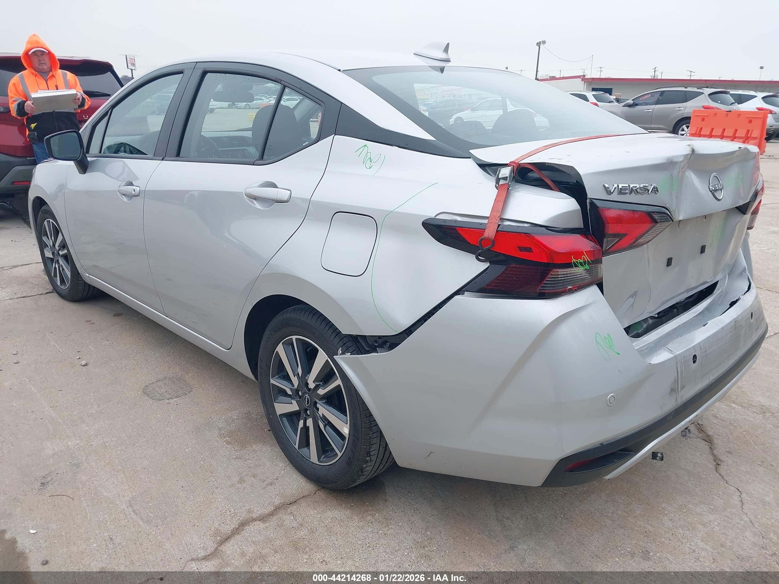 NISSAN VERSA image 3