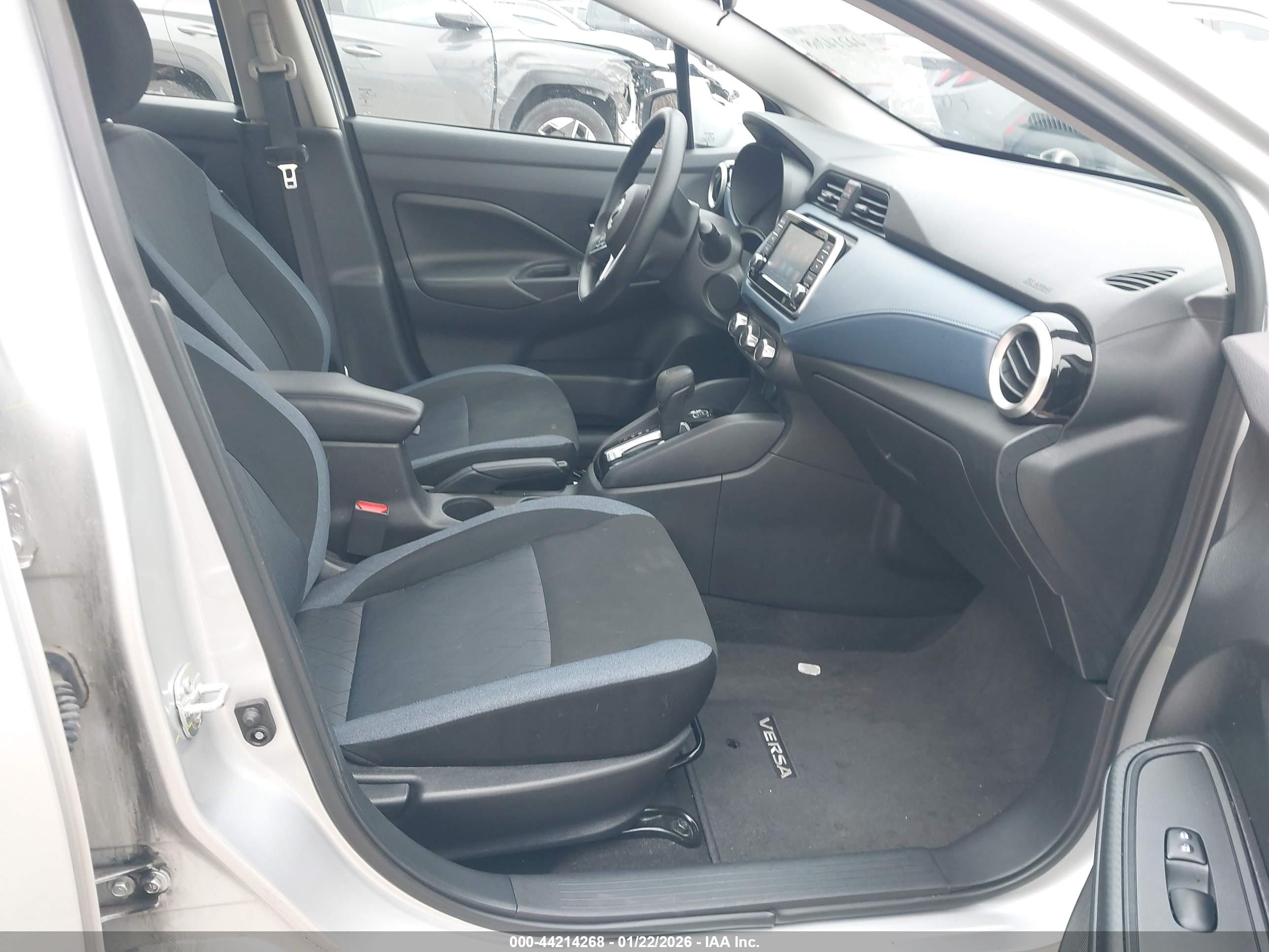 NISSAN VERSA image 5