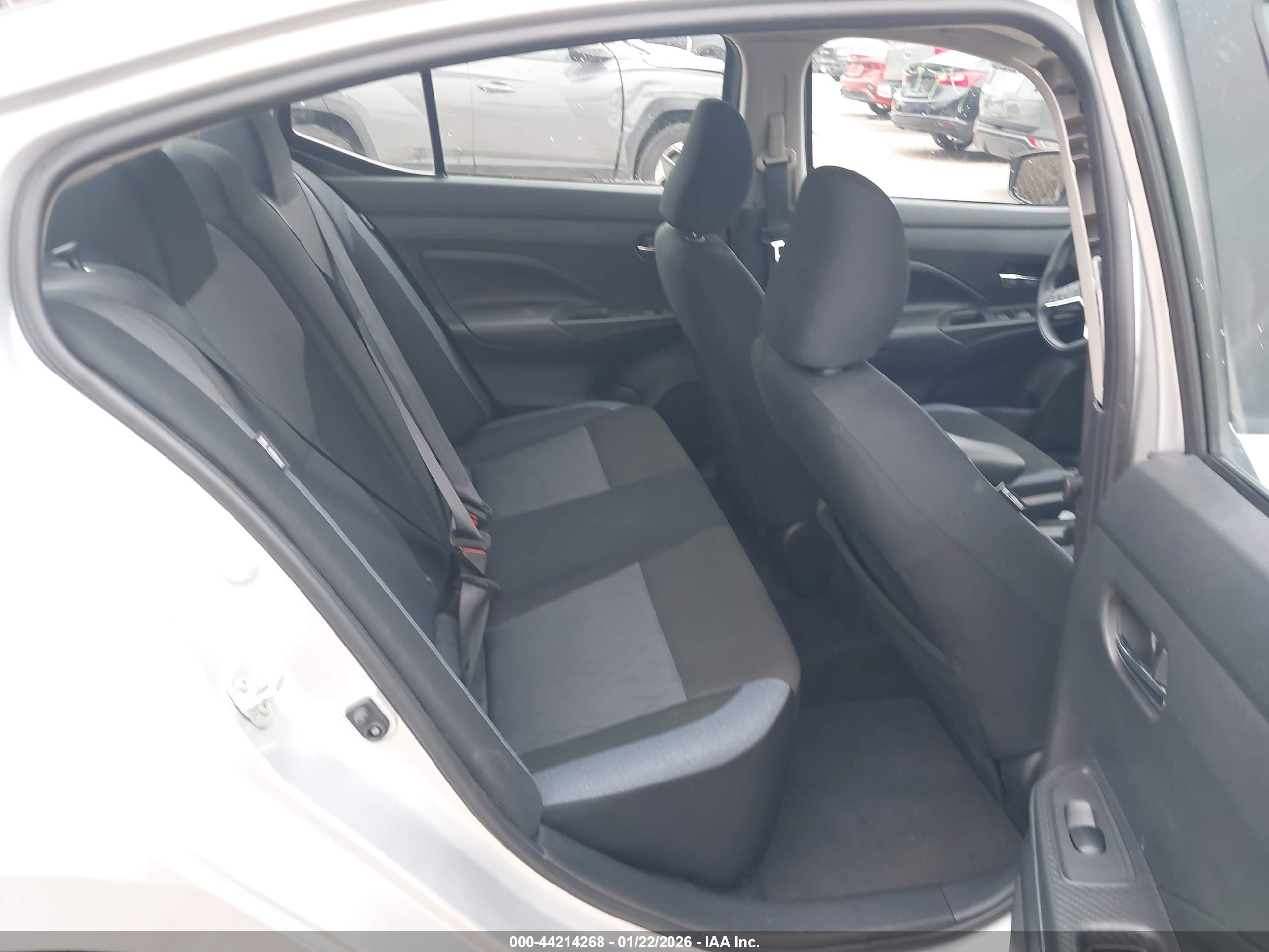 NISSAN VERSA image 8