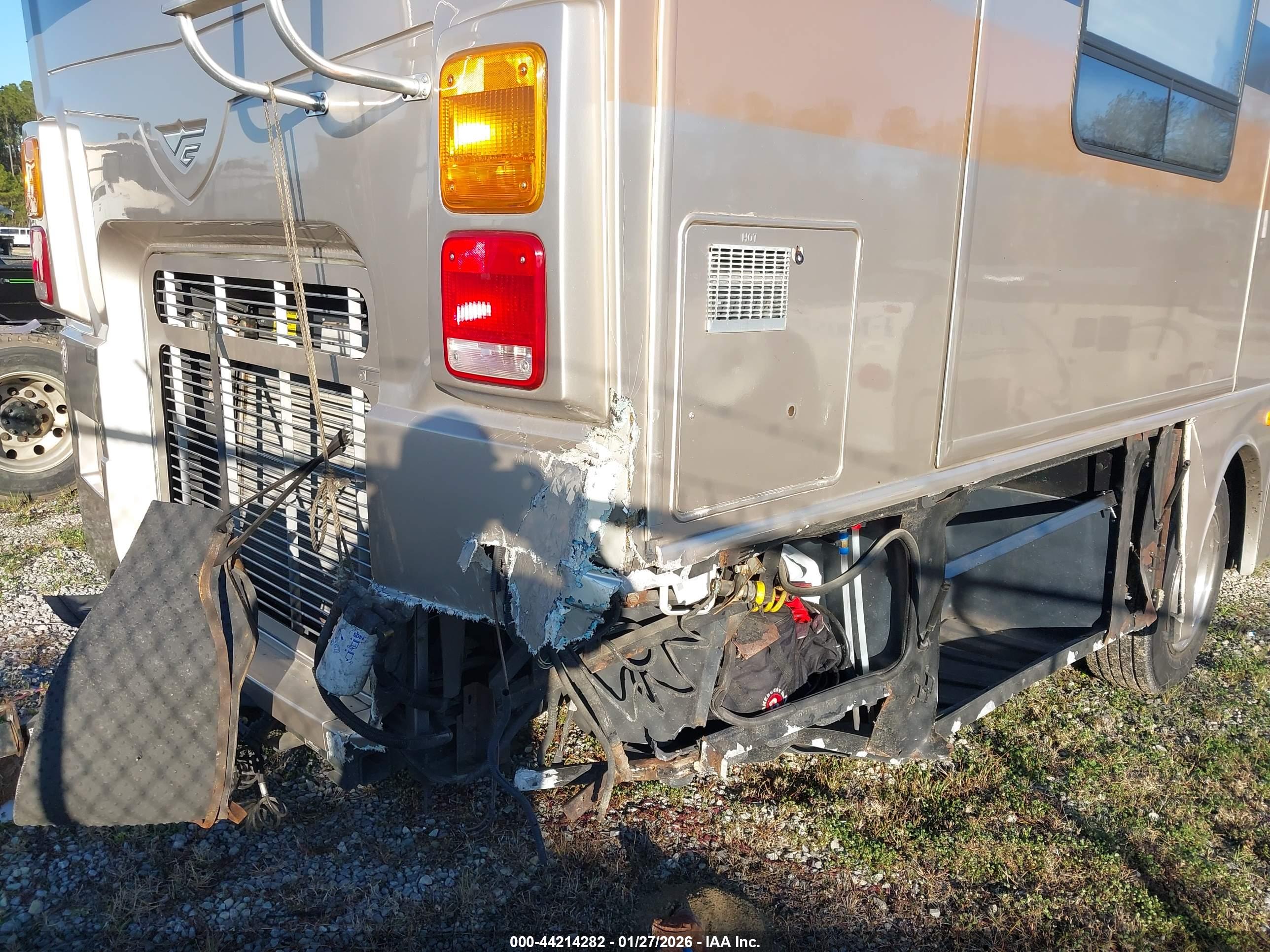 FREIGHTLINER CHASSIS image 6