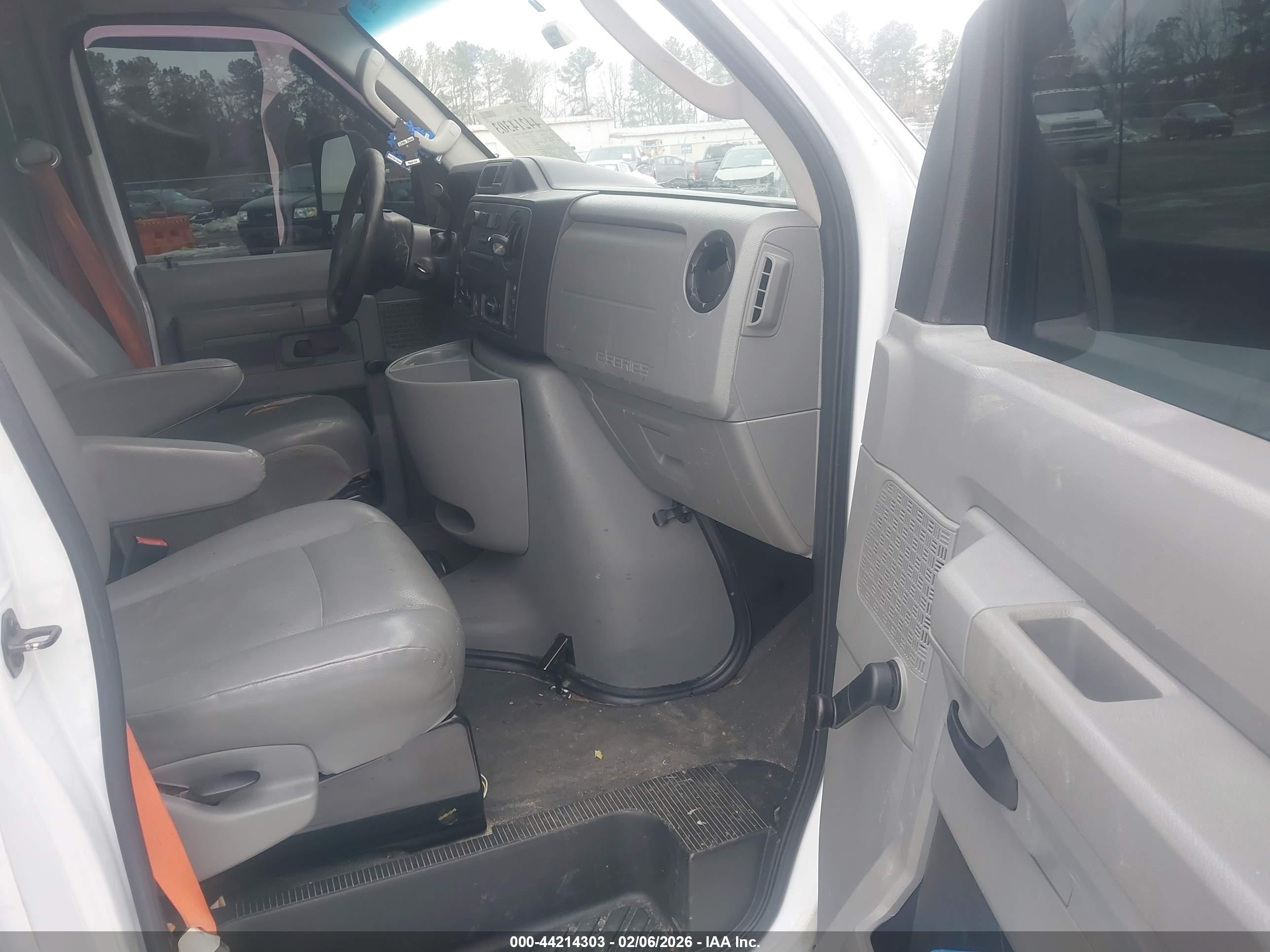 FORD E-350 image 8