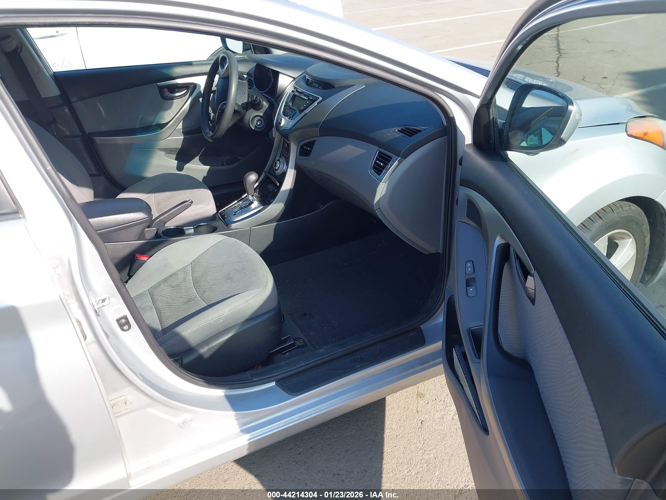 HYUNDAI ELANTRA image 5