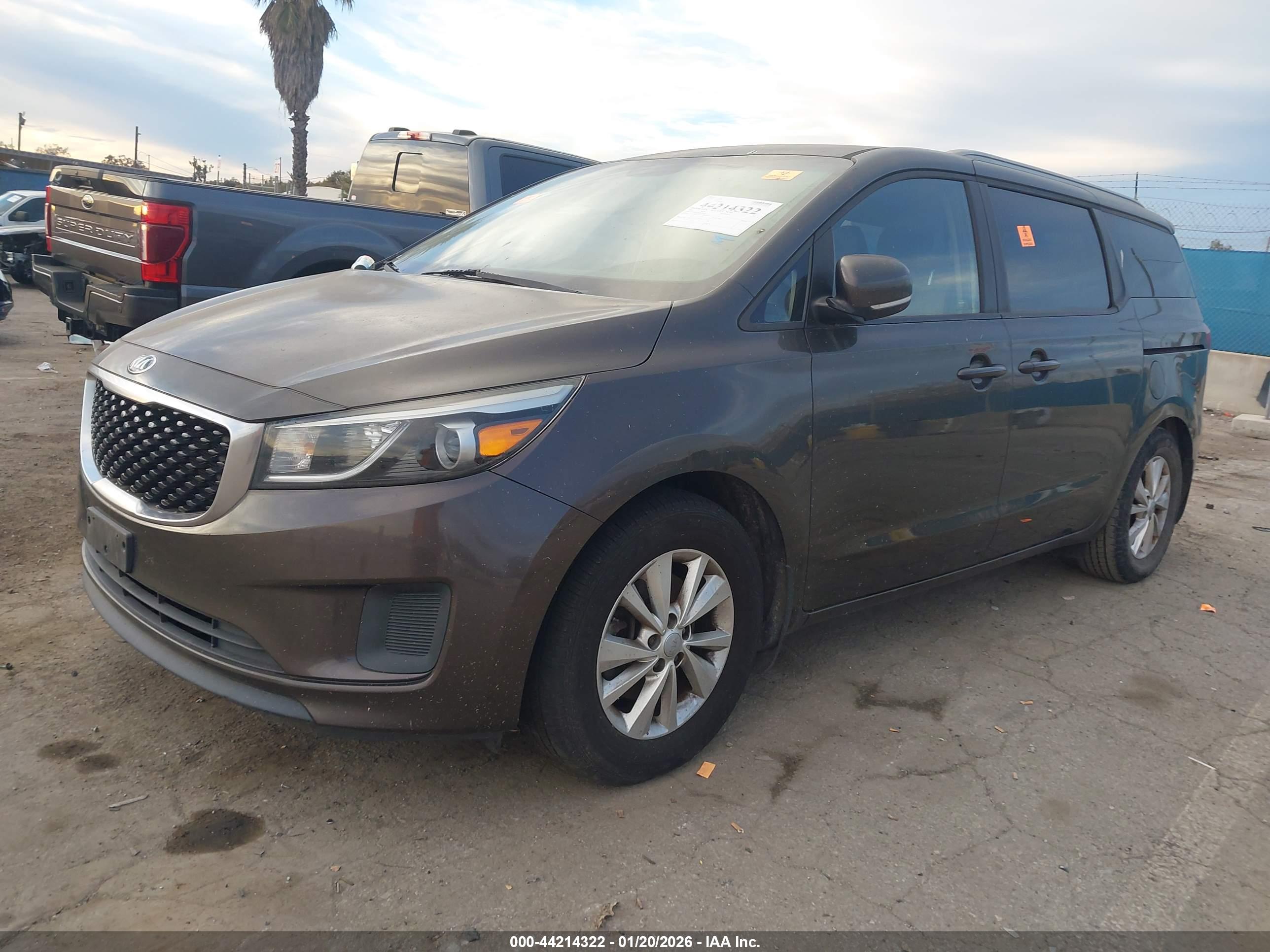 KIA SEDONA image 2