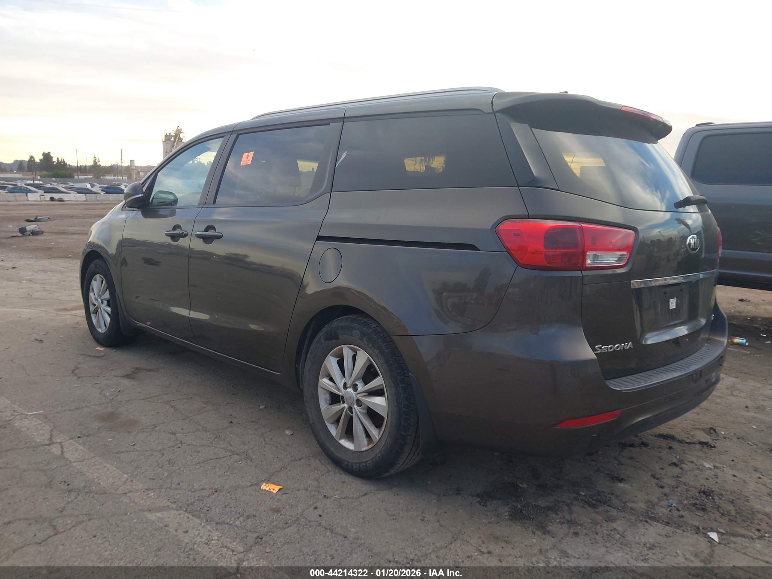 KIA SEDONA image 3