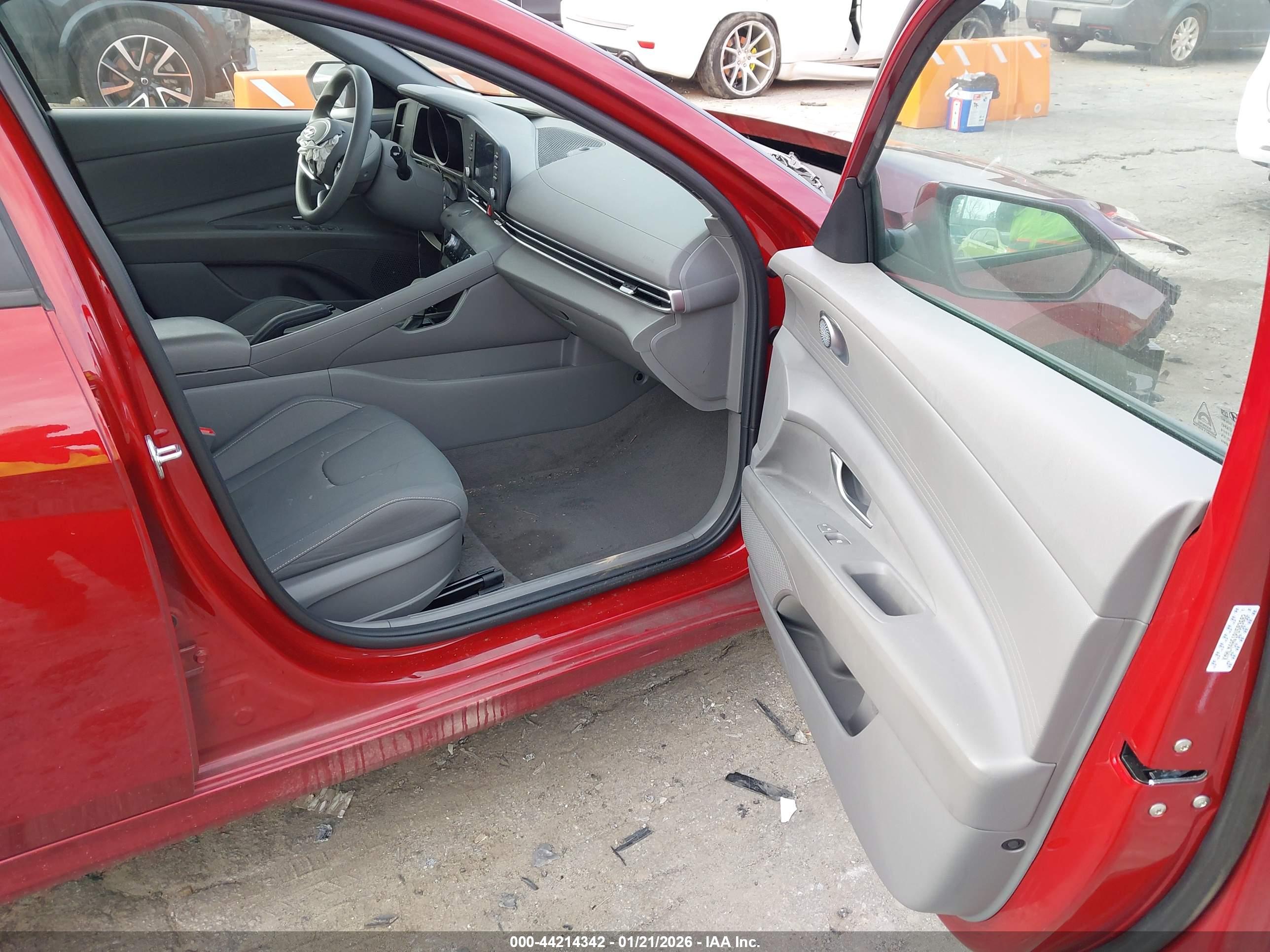 HYUNDAI ELANTRA image 5