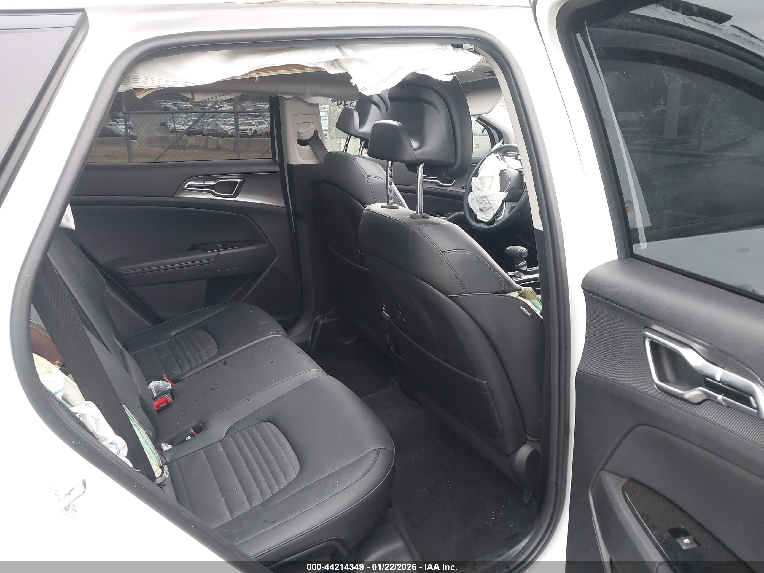 KIA SPORTAGE image 8