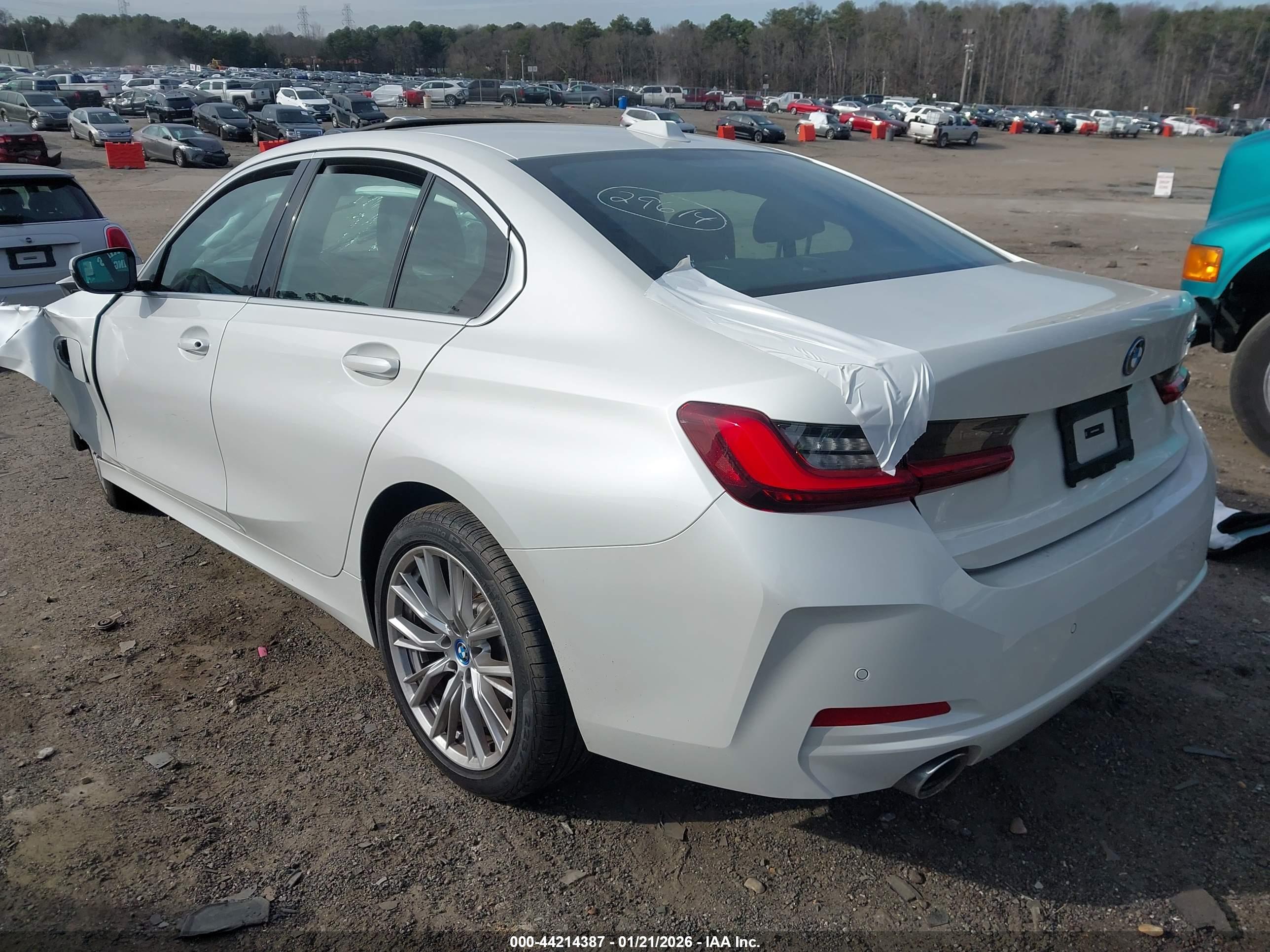 BMW 330E image 3