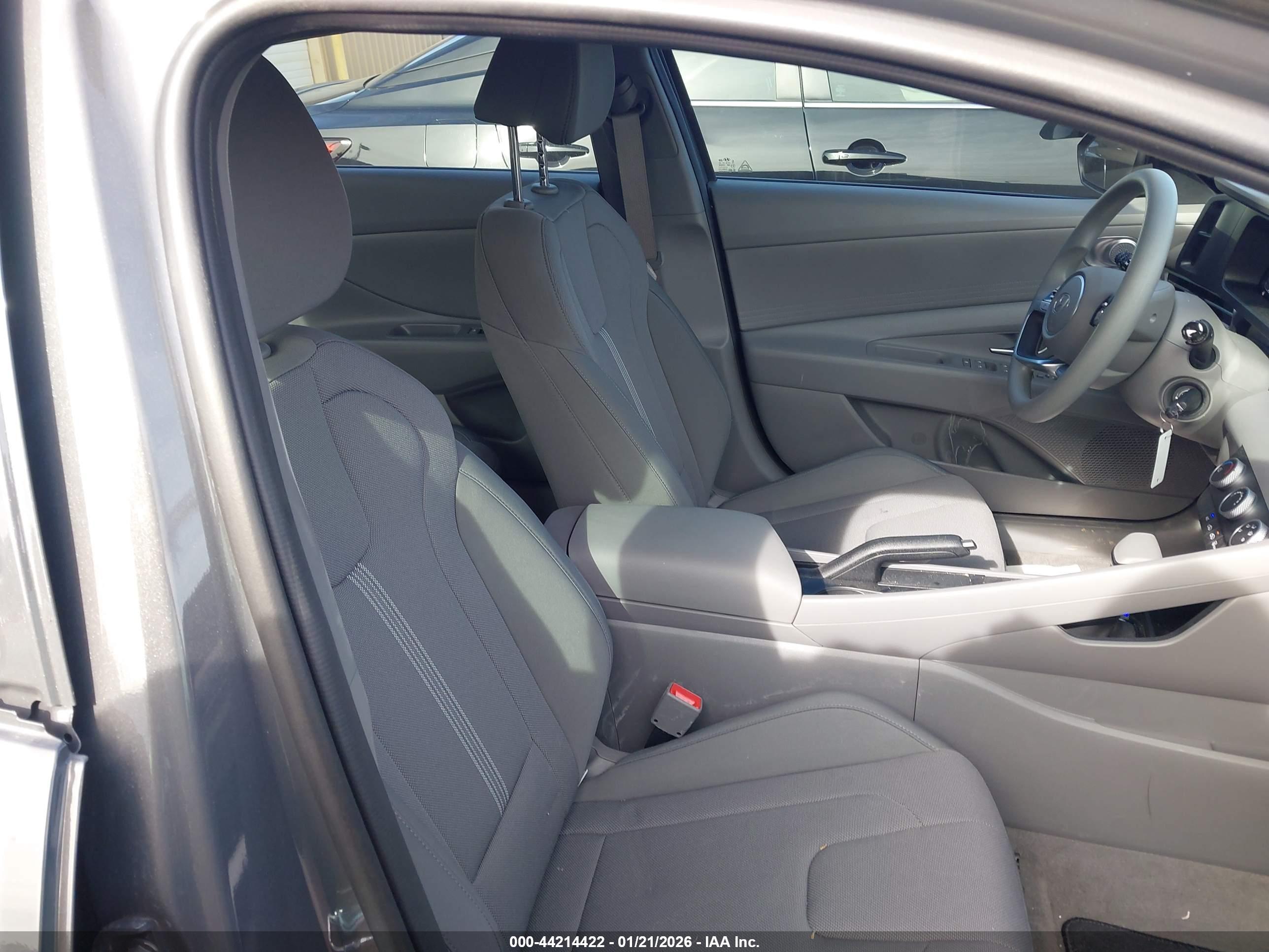 HYUNDAI ELANTRA image 5