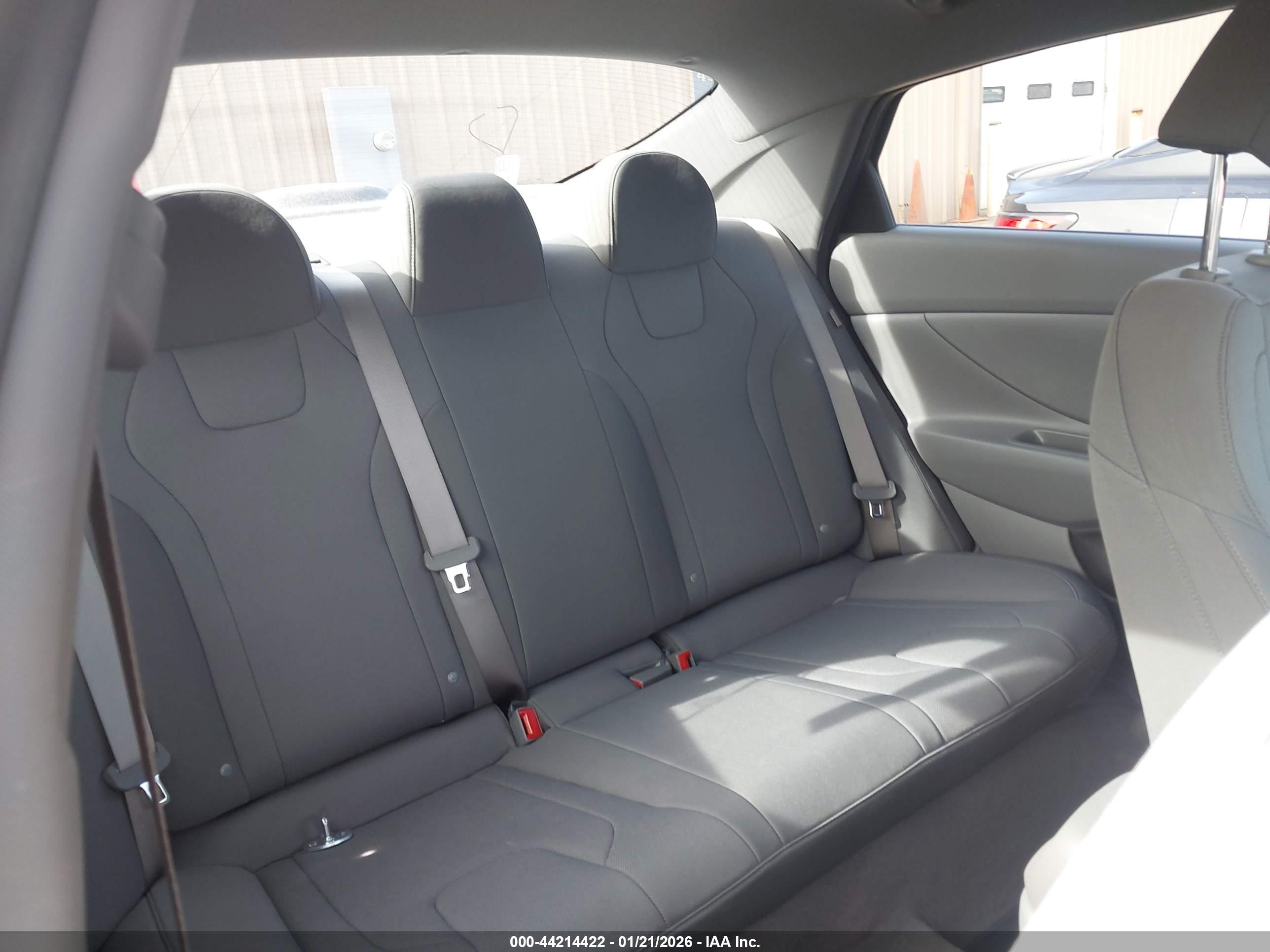 HYUNDAI ELANTRA image 8