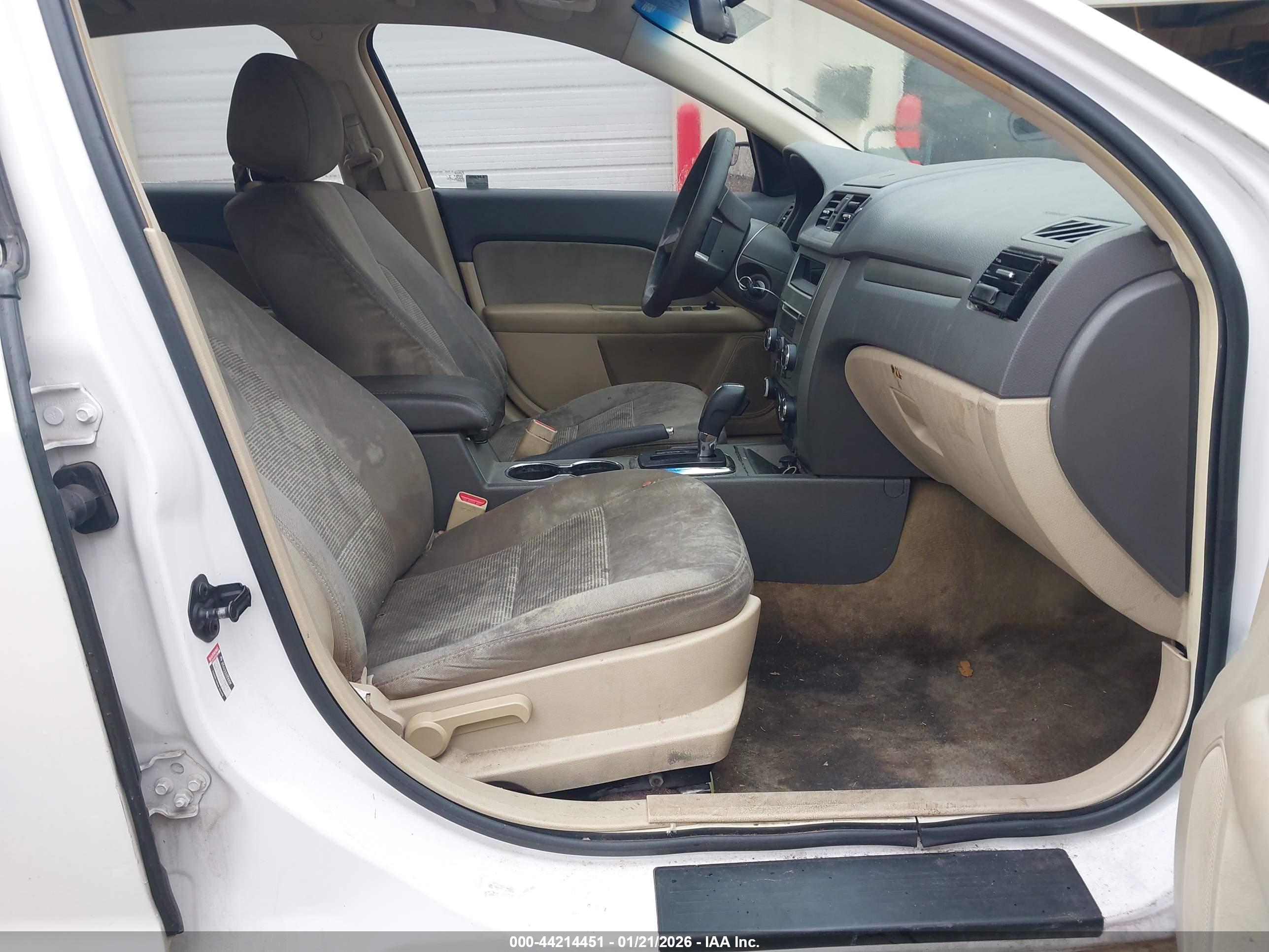 FORD FUSION image 5