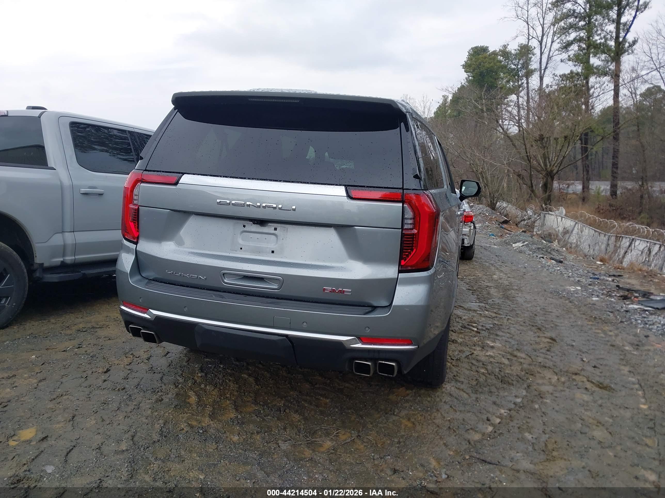 GMC YUKON image 4