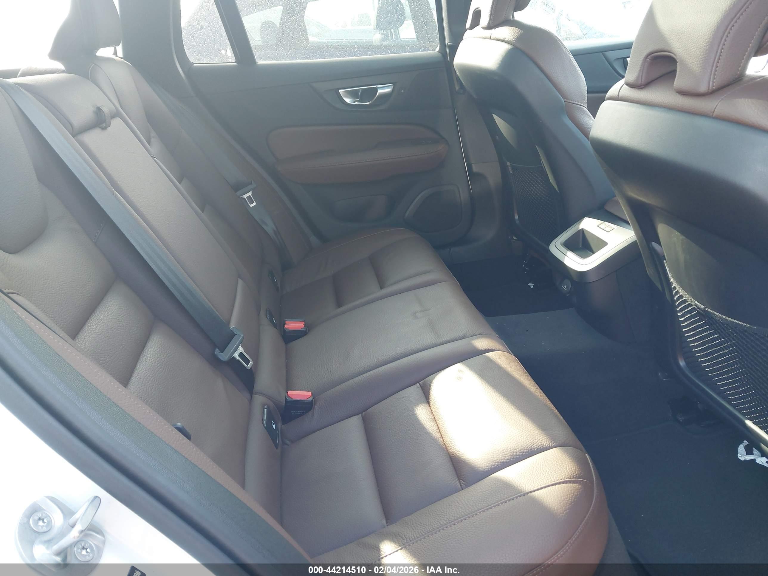 VOLVO V60 image 8