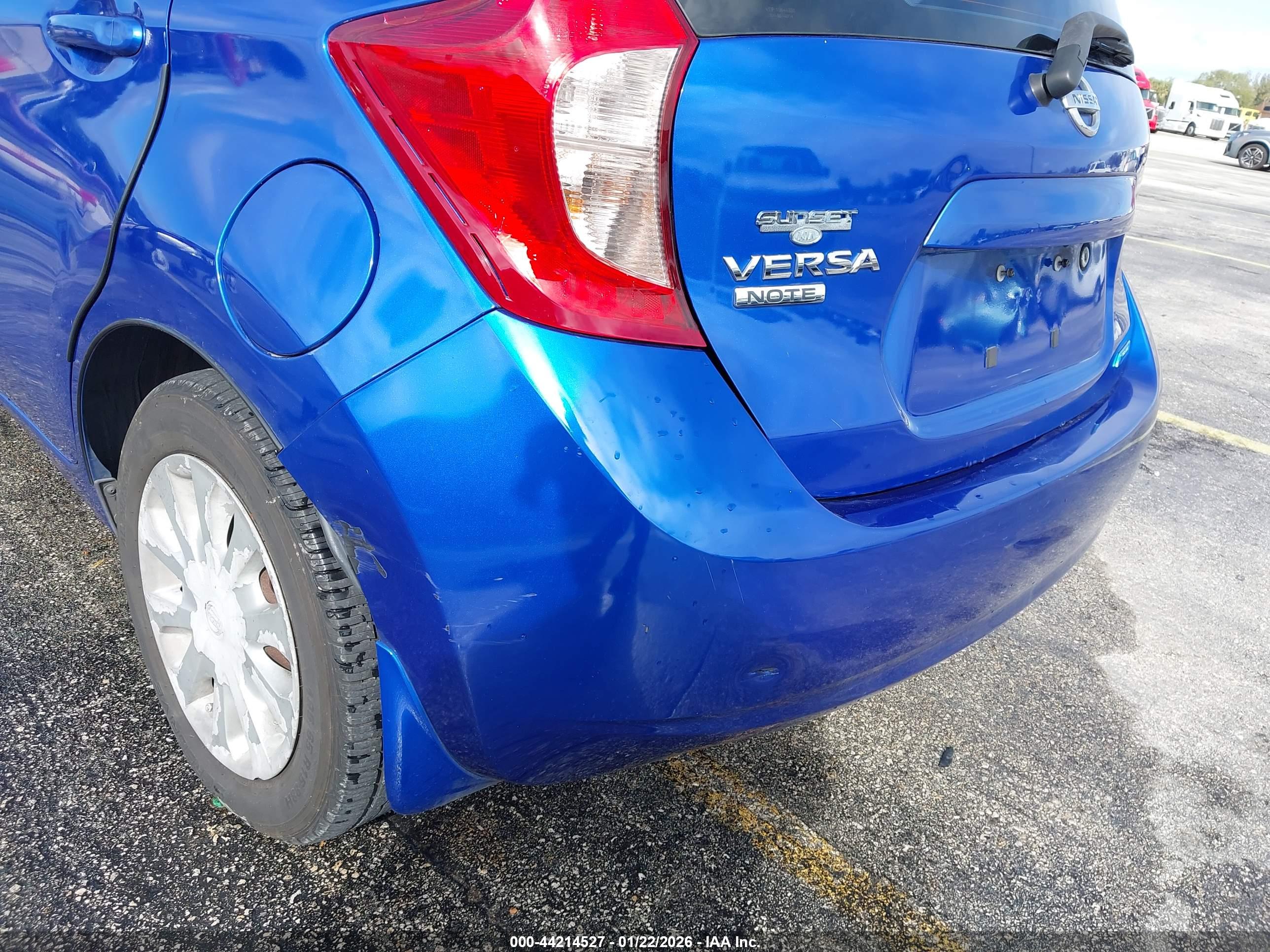 NISSAN VERSA image 6