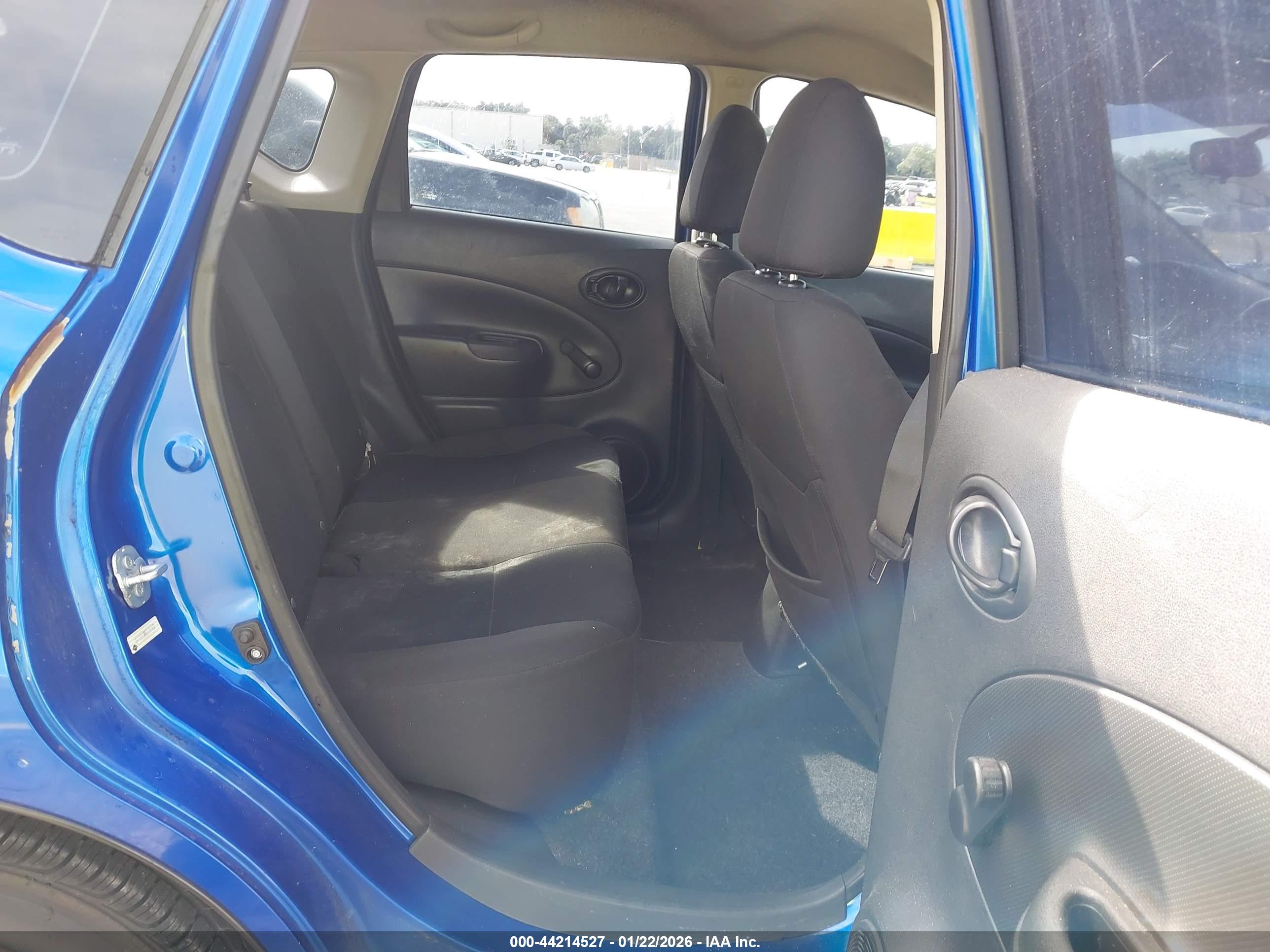 NISSAN VERSA image 8