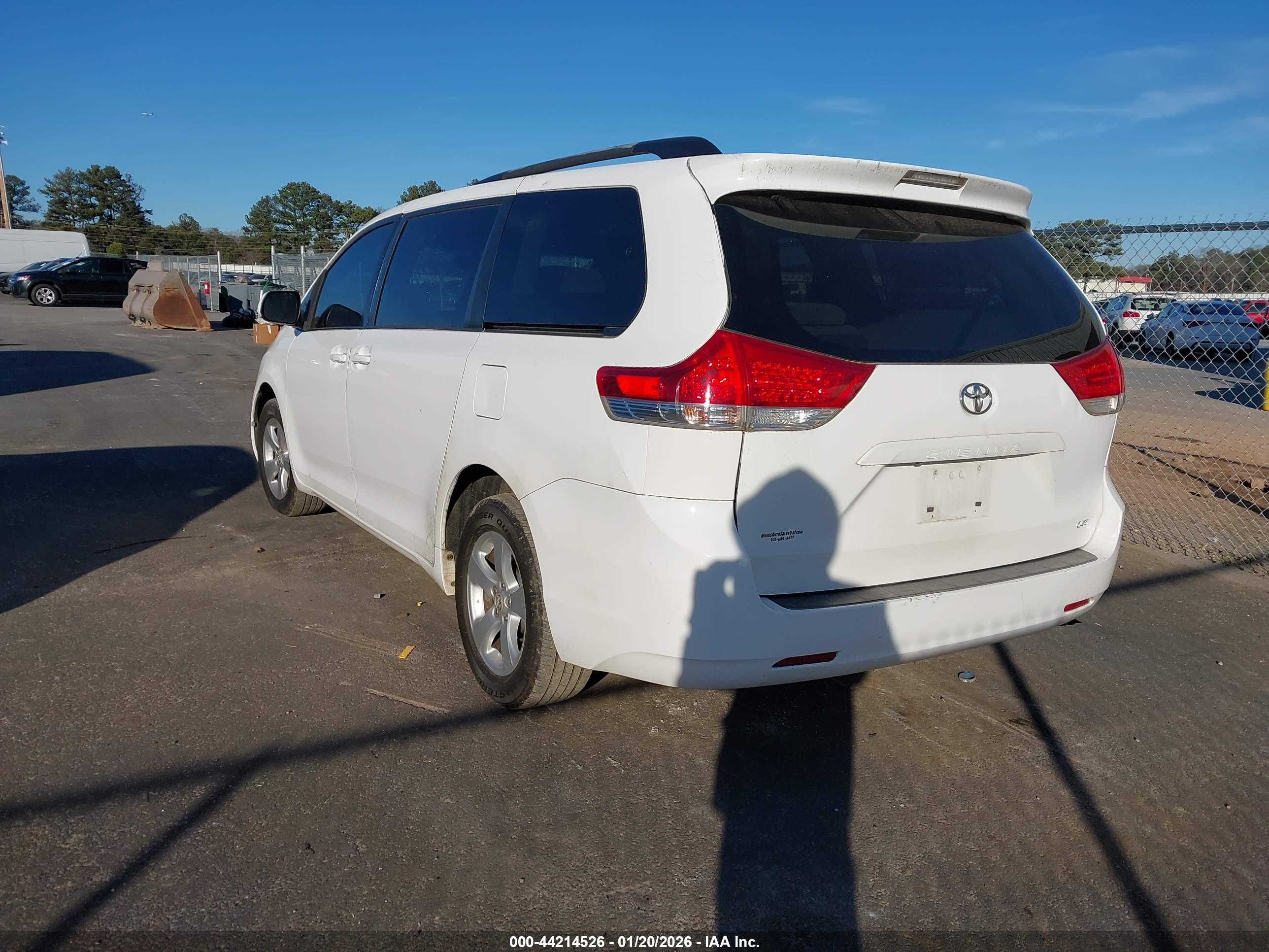 TOYOTA SIENNA image 3