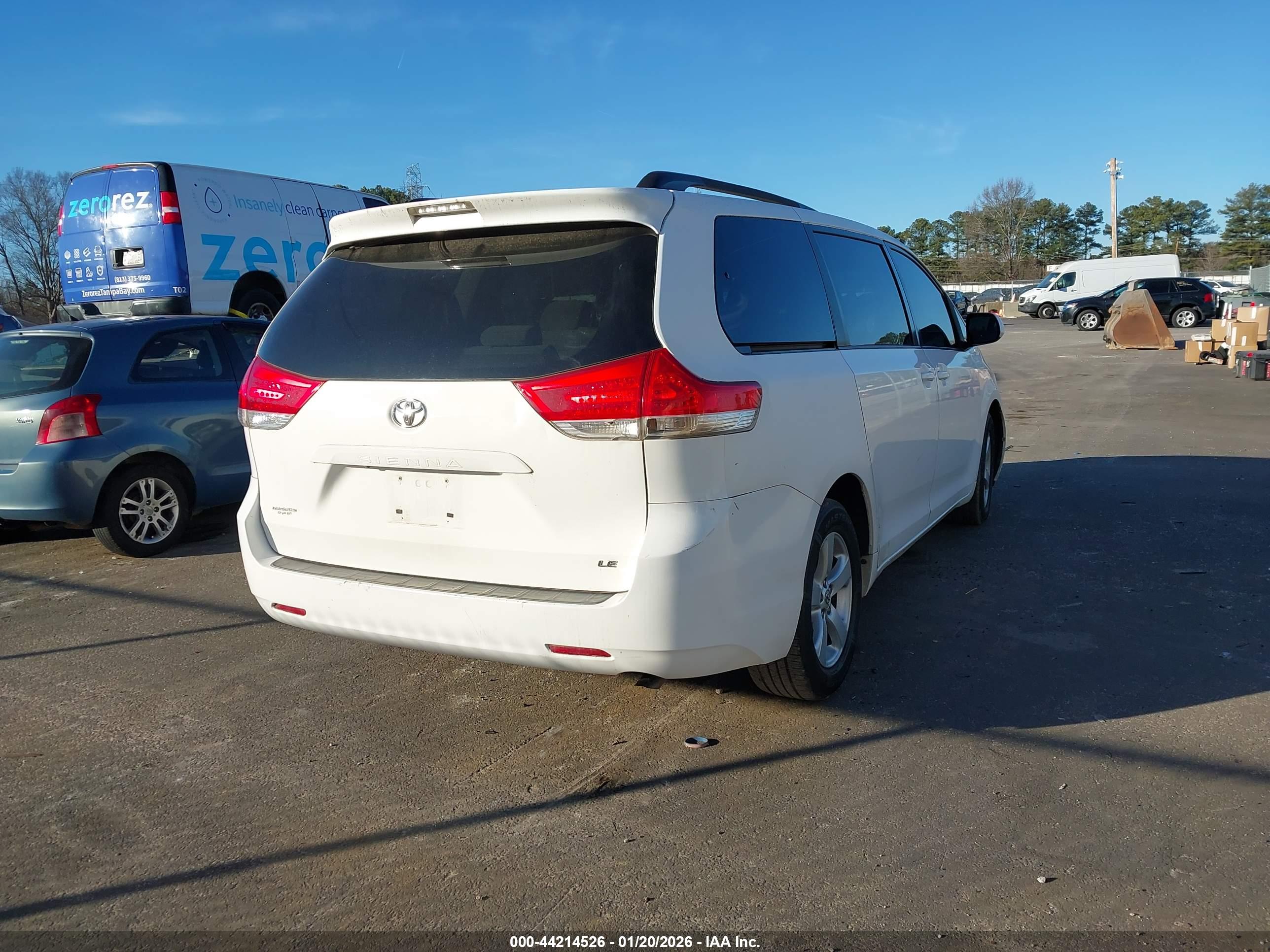 TOYOTA SIENNA image 4