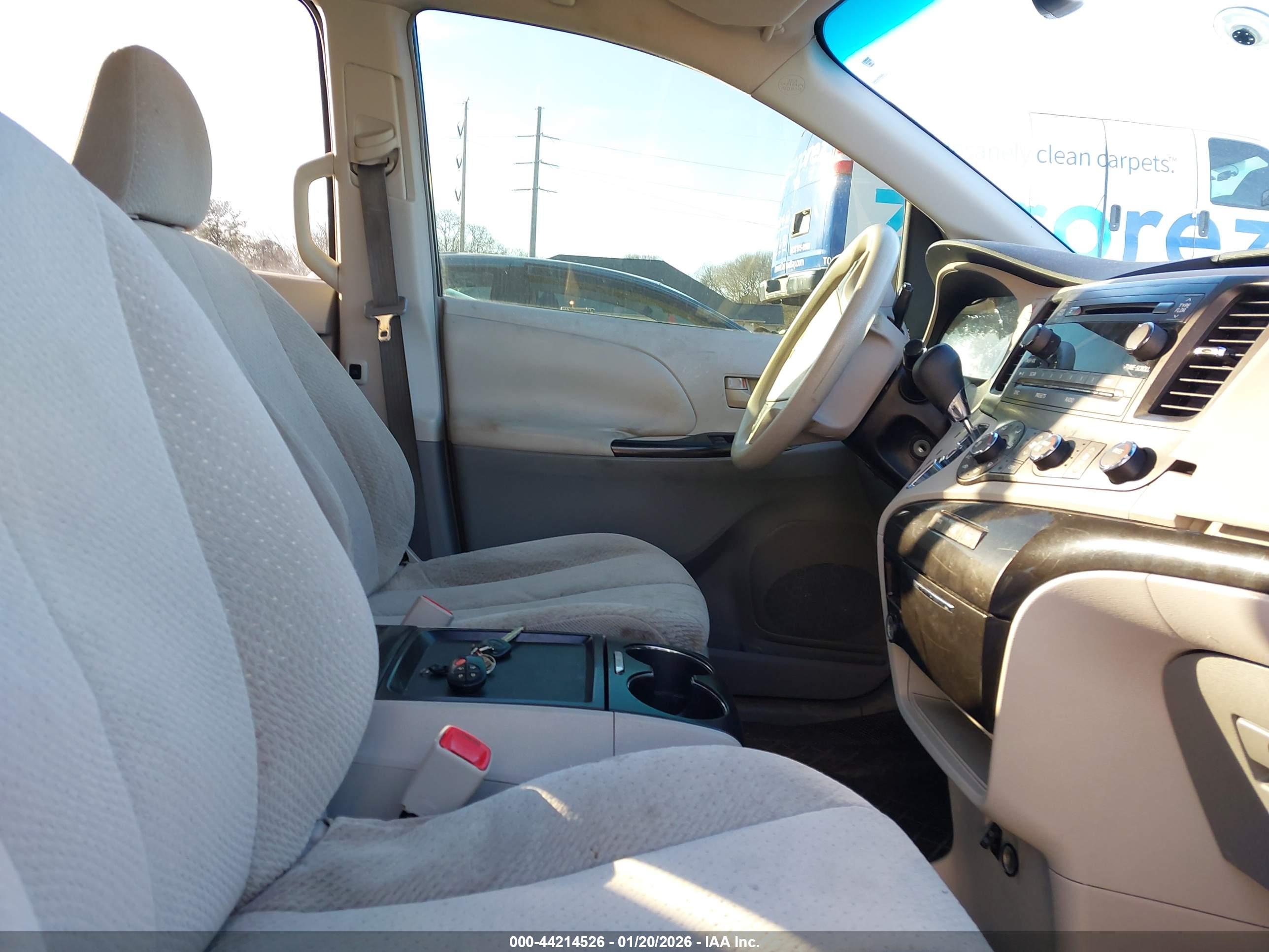 TOYOTA SIENNA image 5