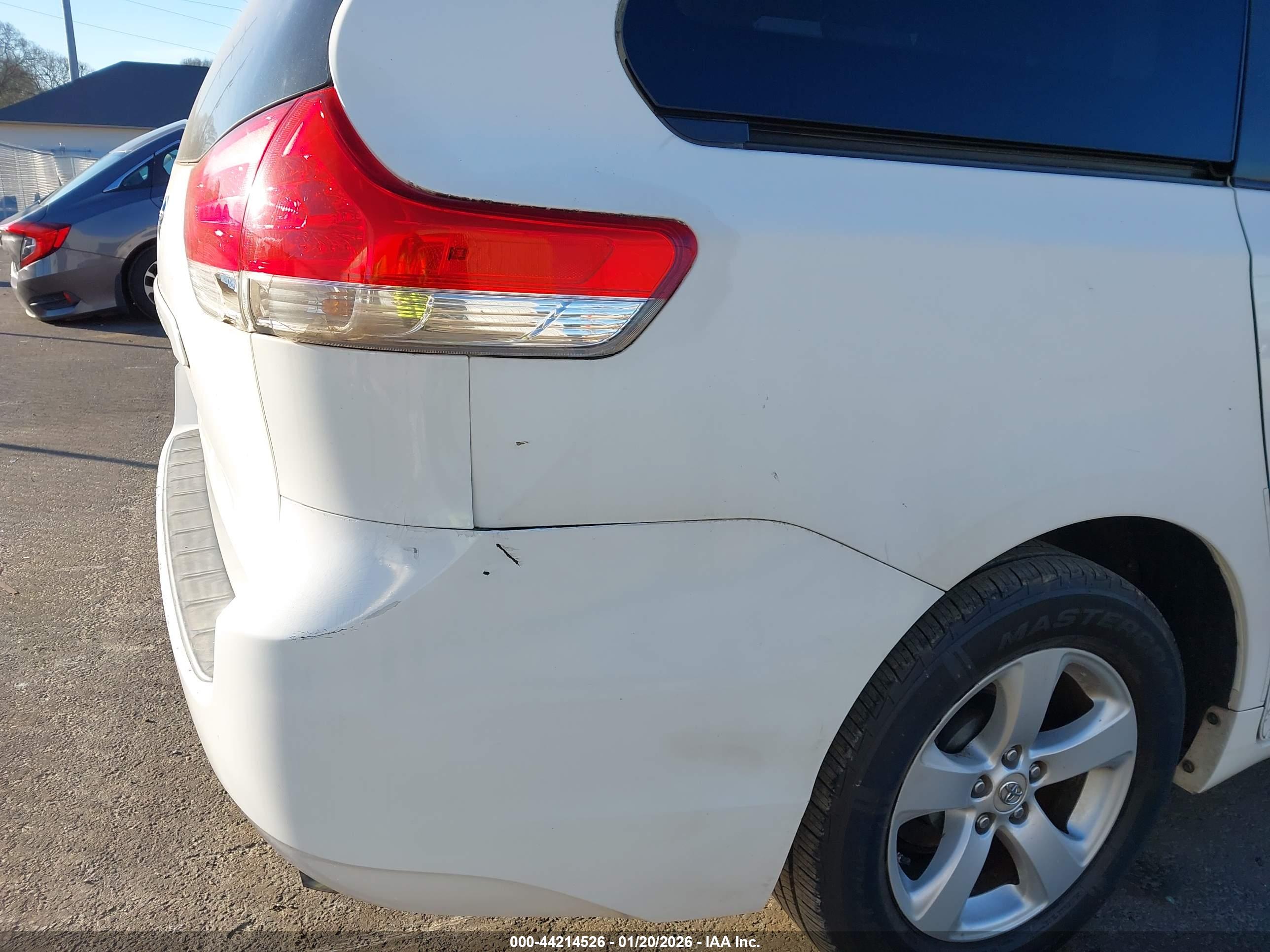 TOYOTA SIENNA image 6