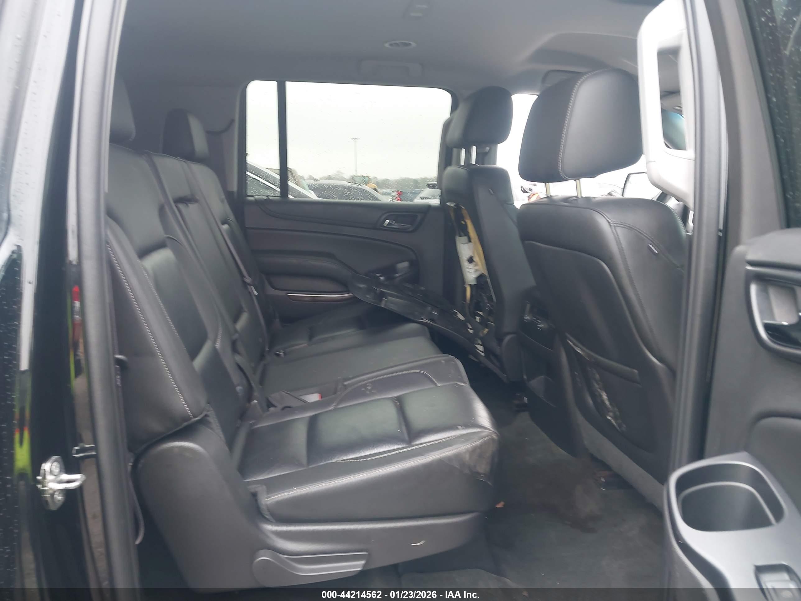 CHEVROLET SUBURBAN image 8