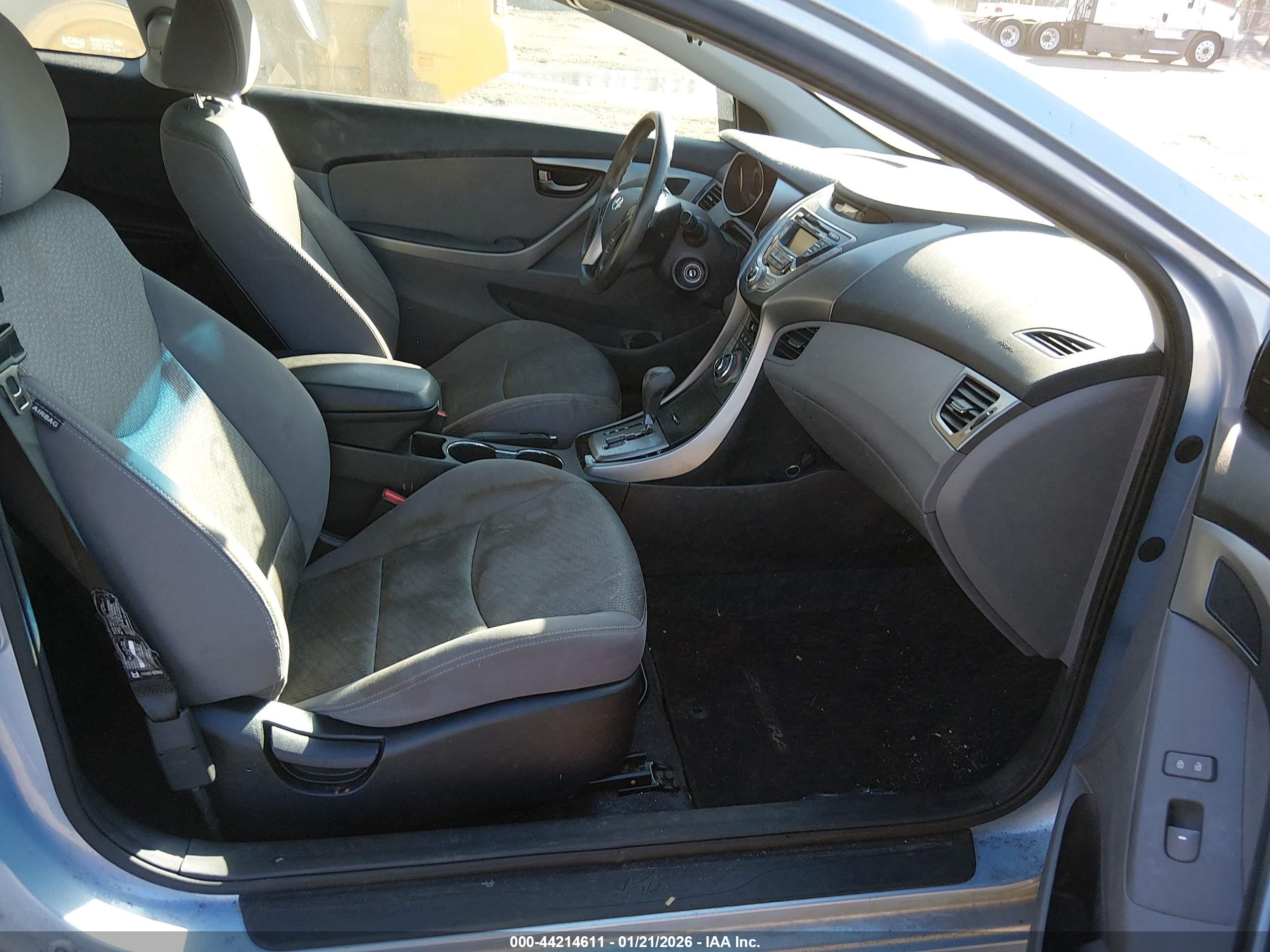 HYUNDAI ELANTRA image 5