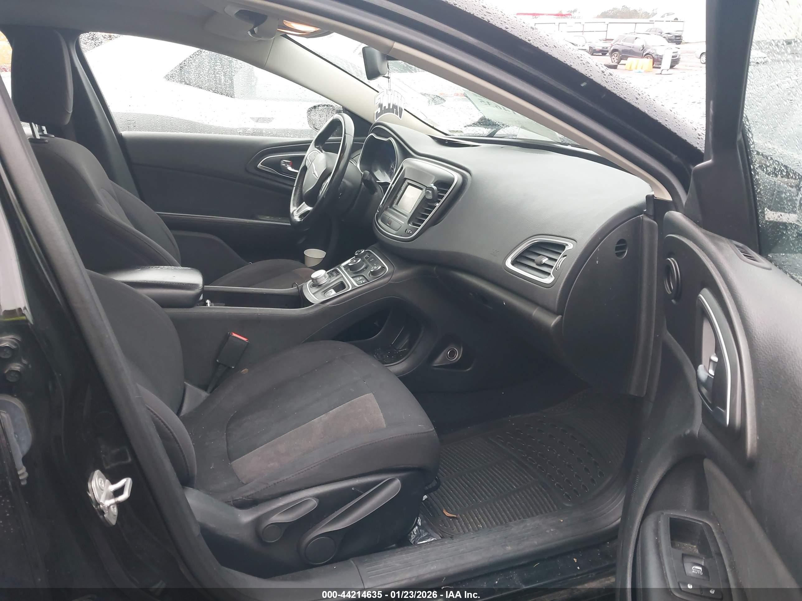 CHRYSLER 200 image 5