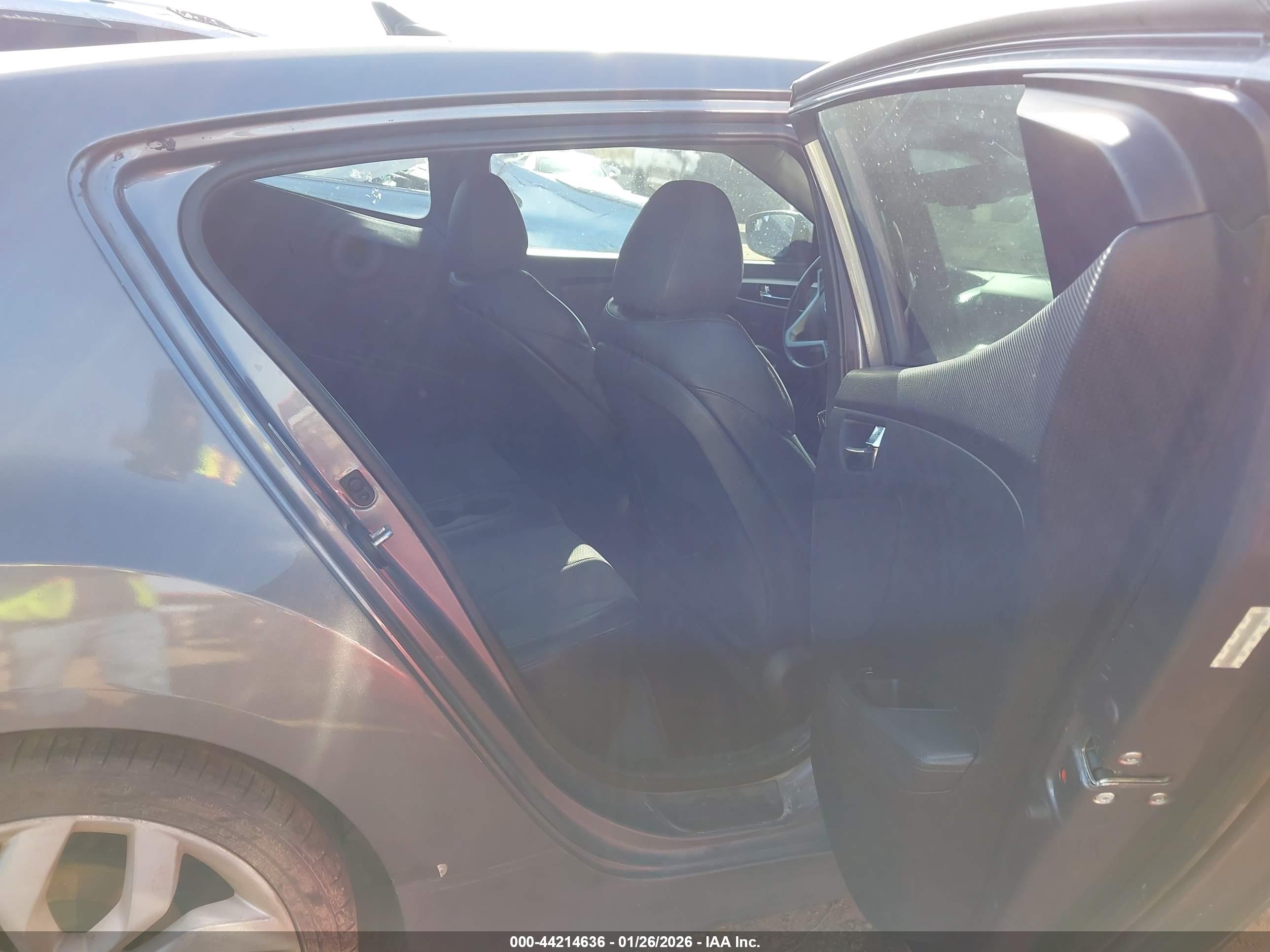 HYUNDAI VELOSTER image 8