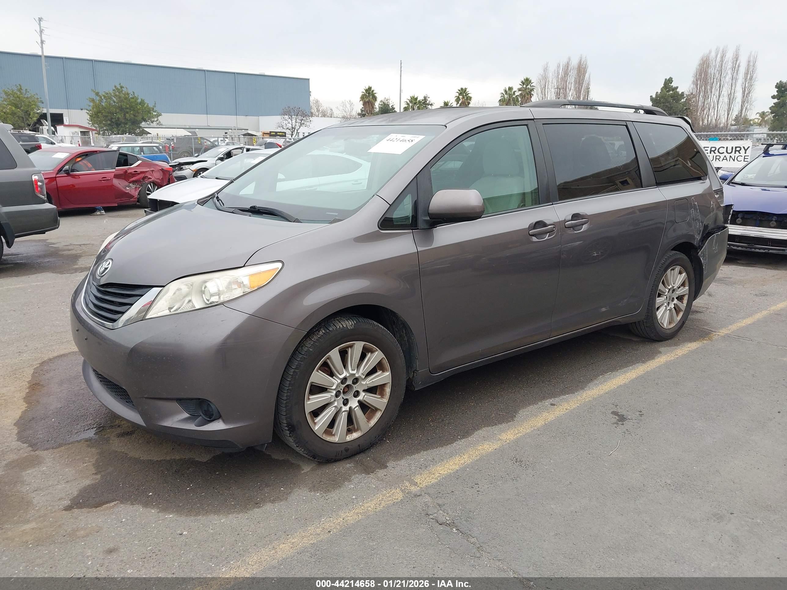 TOYOTA SIENNA image 2