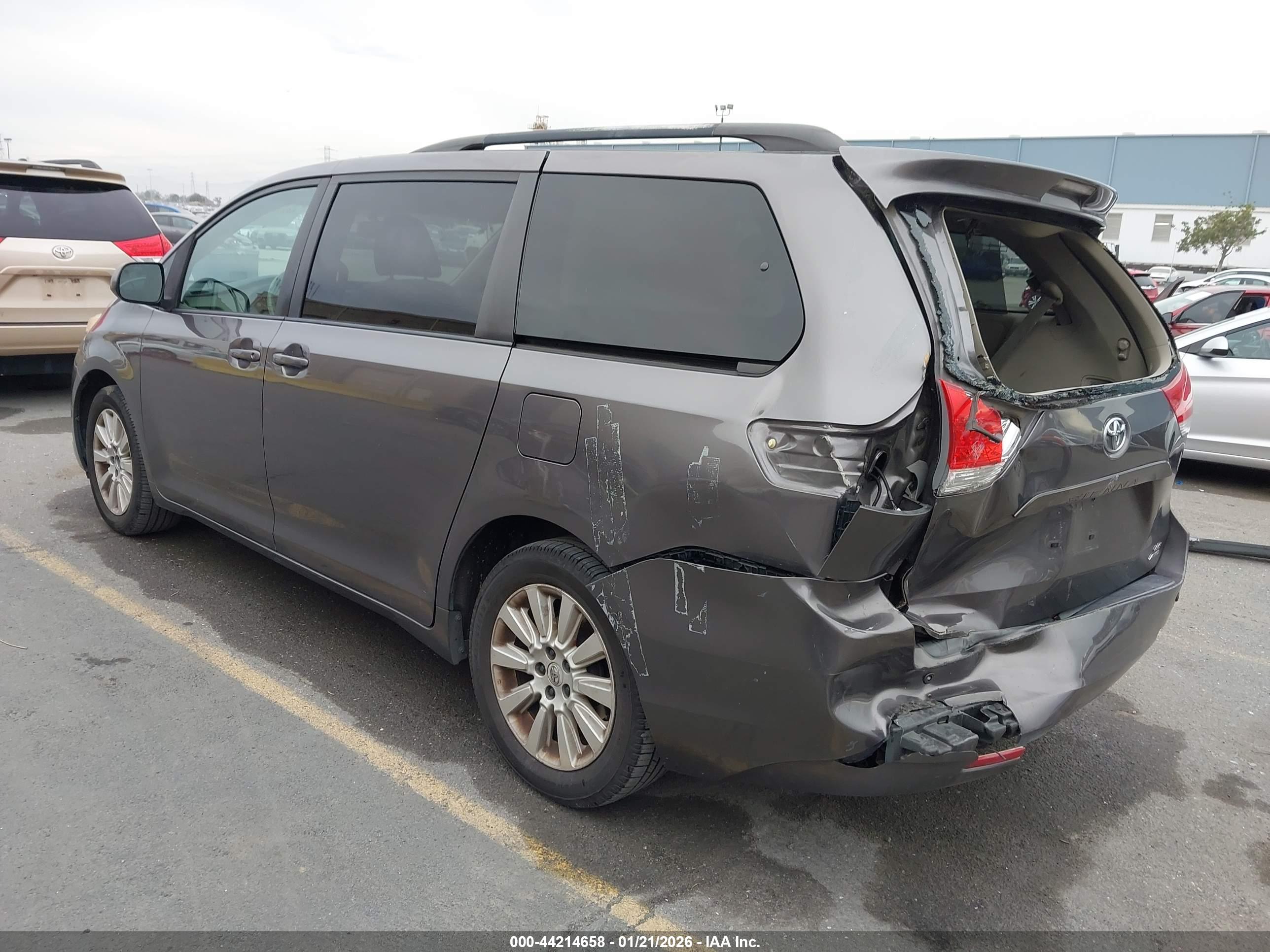 TOYOTA SIENNA image 3